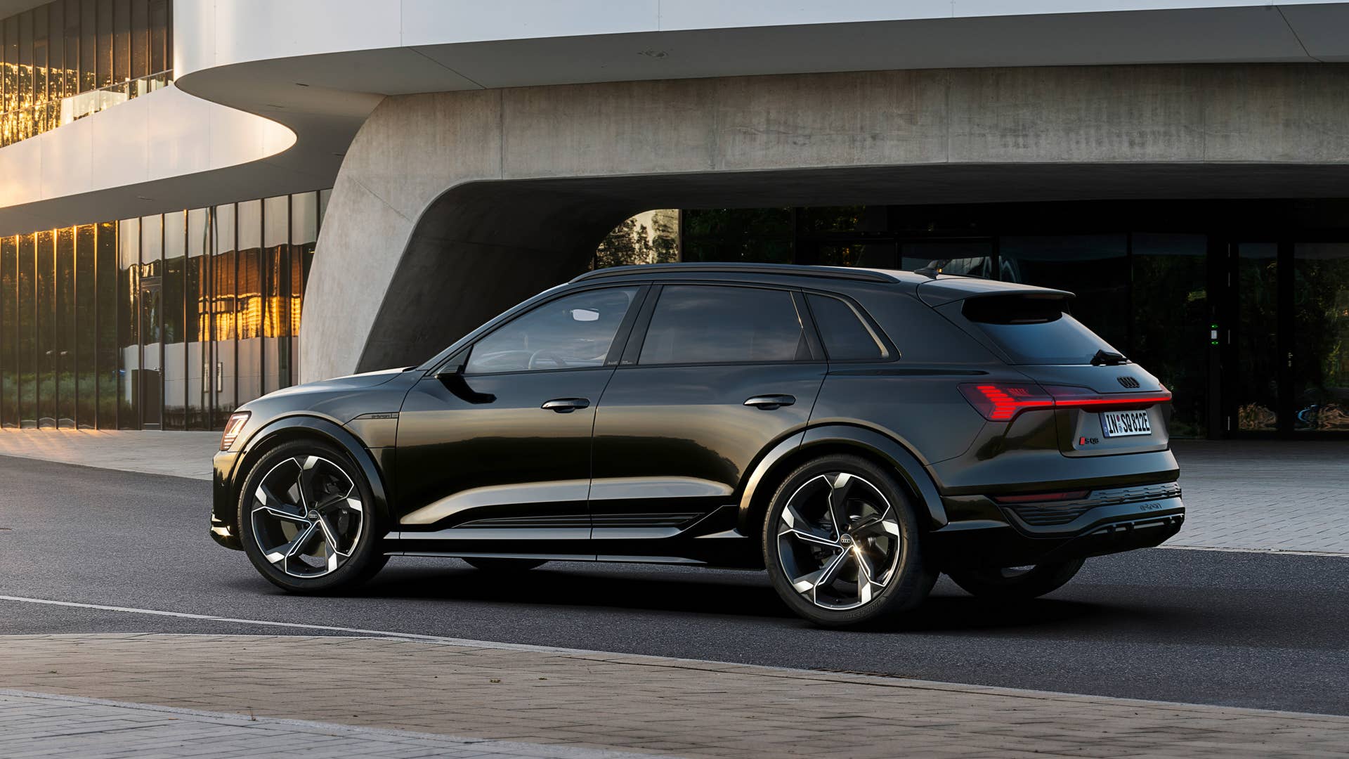 Static photo, Colour: Mythos Black metallic.