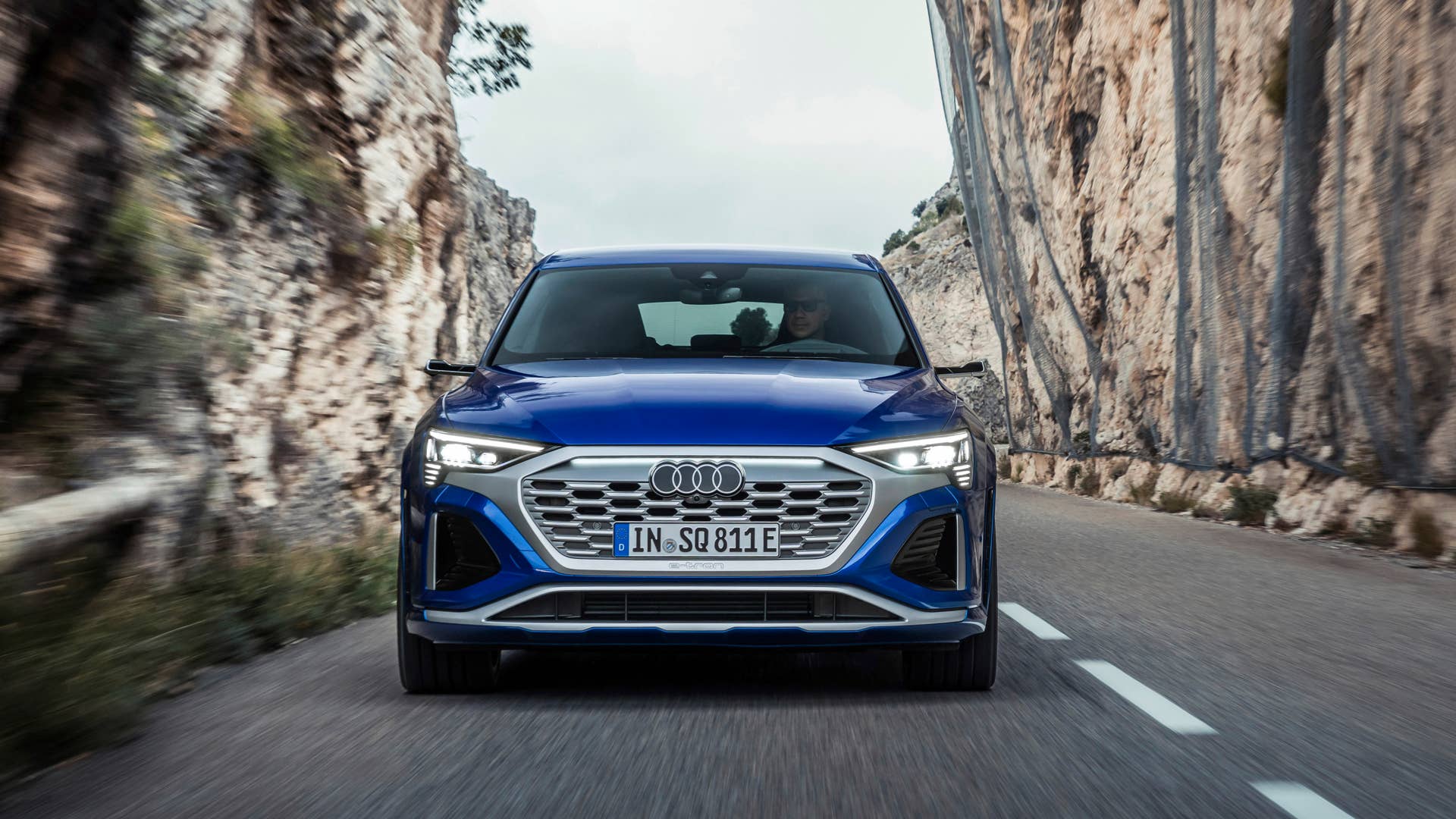 Dynamic photo, Colour: Ultra Blue metallic.