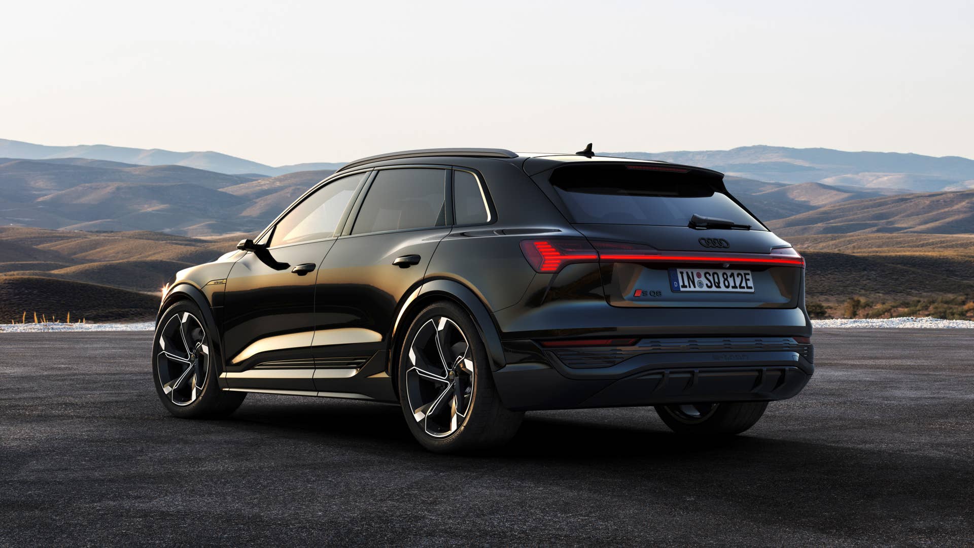 Static photo, Colour: Mythos Black metallic.