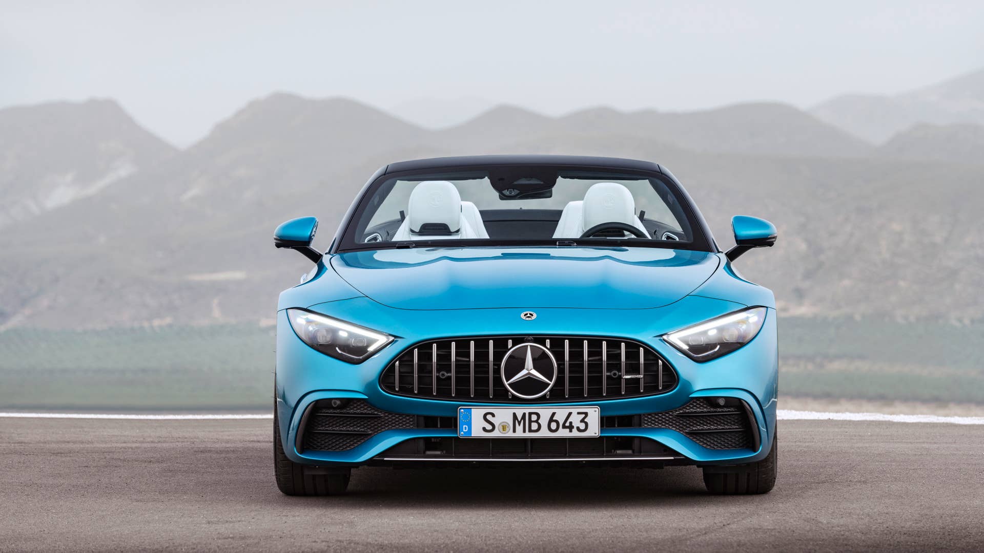 Mercedes-AMG SL 43 Roadster | Kraftstoffverbrauch kombiniert: 9,4-8,9 l/100 km | CO₂-Emissionen kombiniert: 214-201 g/km* Exterieur: Hyperblau metallic; Interieur: Leder Nappa Style kristallweiß.;Kraftstoffverbrauch kombiniert: 9,4-8,9 l/100 km | CO₂-Emissionen kombiniert: 214-201 g/km* Mercedes-AMG SL 43 Roadster | fuel consumption combined: 9,4-8,9 l/100 km | CO₂-emissions combined: 214-201 g/km* exterior: hyperblue metallic; interior: leather nappa style crystal white.;Fuel consumption combined: 9,4-8,9 l/100 km | CO₂-emissions combined: 214-201 g/km*