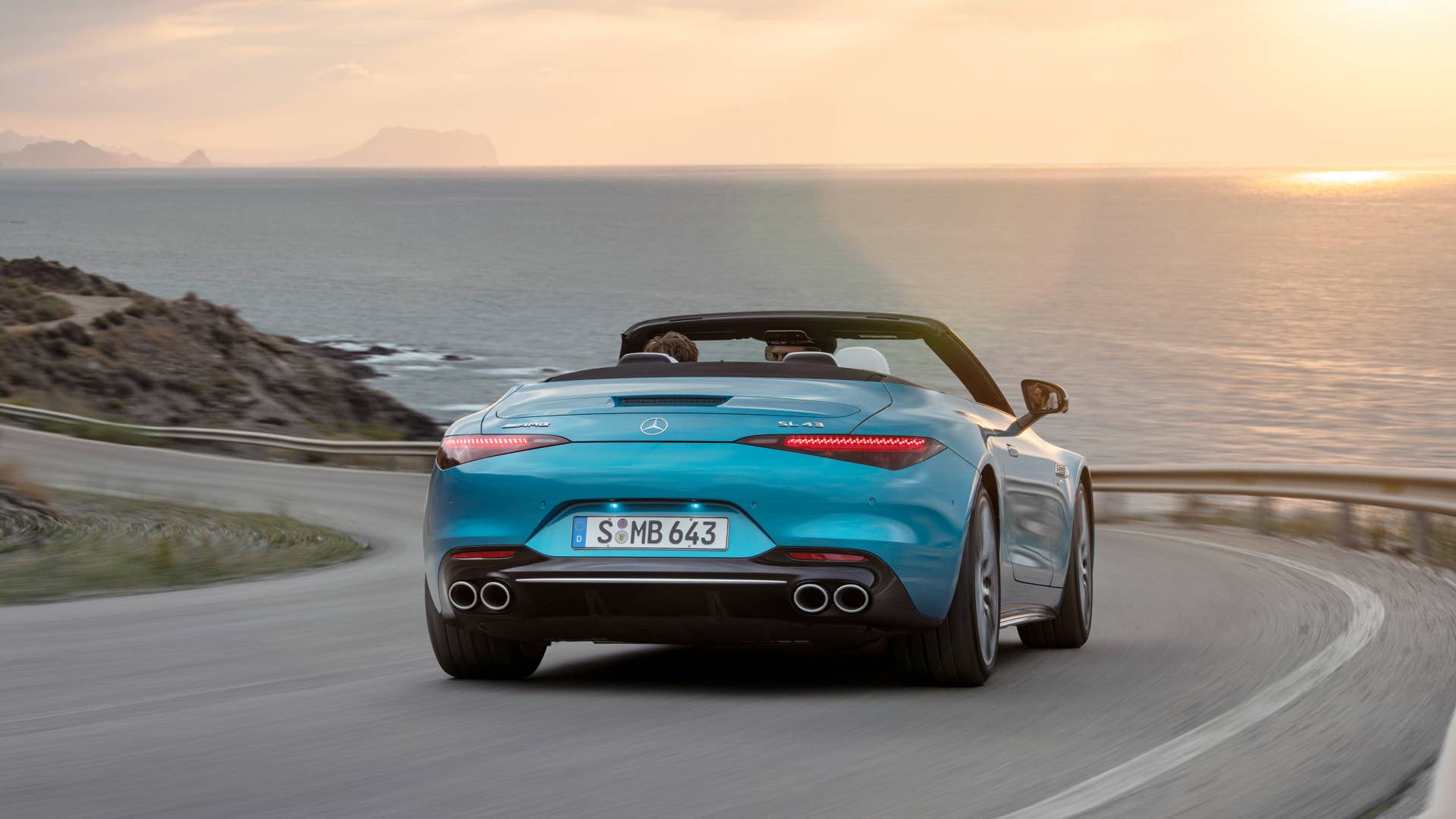 Mercedes-AMG SL 43 Roadster | Kraftstoffverbrauch kombiniert: 9,4-8,9 l/100 km | CO₂-Emissionen kombiniert: 214-201 g/km* Exterieur: Hyperblau metallic; Interieur: Leder Nappa Style kristallweiß.;Kraftstoffverbrauch kombiniert: 9,4-8,9 l/100 km | CO₂-Emissionen kombiniert: 214-201 g/km* Mercedes-AMG SL 43 Roadster | fuel consumption combined: 9,4-8,9 l/100 km | CO₂-emissions combined: 214-201 g/km* exterior: hyperblue metallic; interior: leather nappa style crystal white.;Fuel consumption combined: 9,4-8,9 l/100 km | CO₂-emissions combined: 214-201 g/km*
