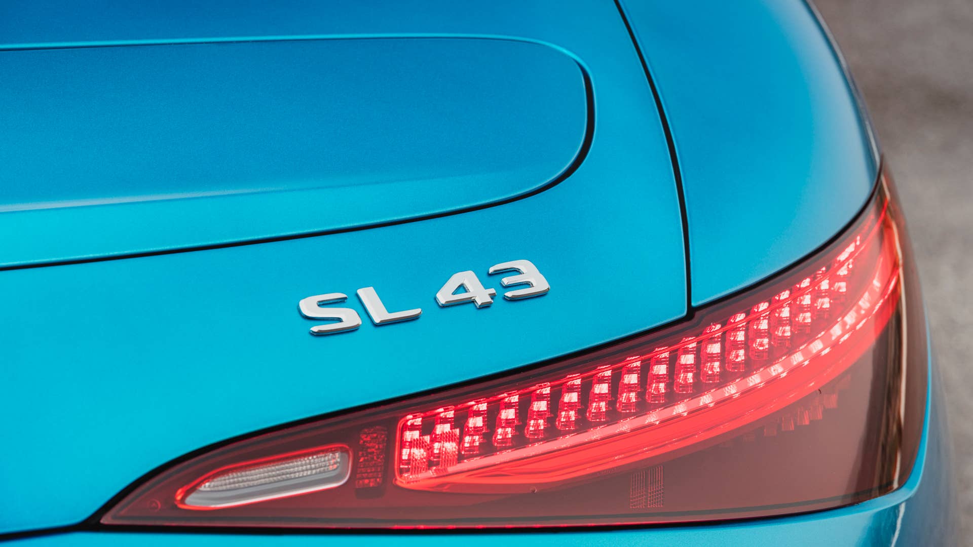Mercedes-AMG SL 43 Roadster | Kraftstoffverbrauch kombiniert: 9,4-8,9 l/100 km | CO₂-Emissionen kombiniert: 214-201 g/km* Exterieur: Hyperblau metallic; Interieur: Leder Nappa Style kristallweiß.;Kraftstoffverbrauch kombiniert: 9,4-8,9 l/100 km | CO₂-Emissionen kombiniert: 214-201 g/km* Mercedes-AMG SL 43 Roadster | fuel consumption combined: 9,4-8,9 l/100 km | CO₂-emissions combined: 214-201 g/km* exterior: hyperblue metallic; interior: leather nappa style crystal white.;Fuel consumption combined: 9,4-8,9 l/100 km | CO₂-emissions combined: 214-201 g/km*