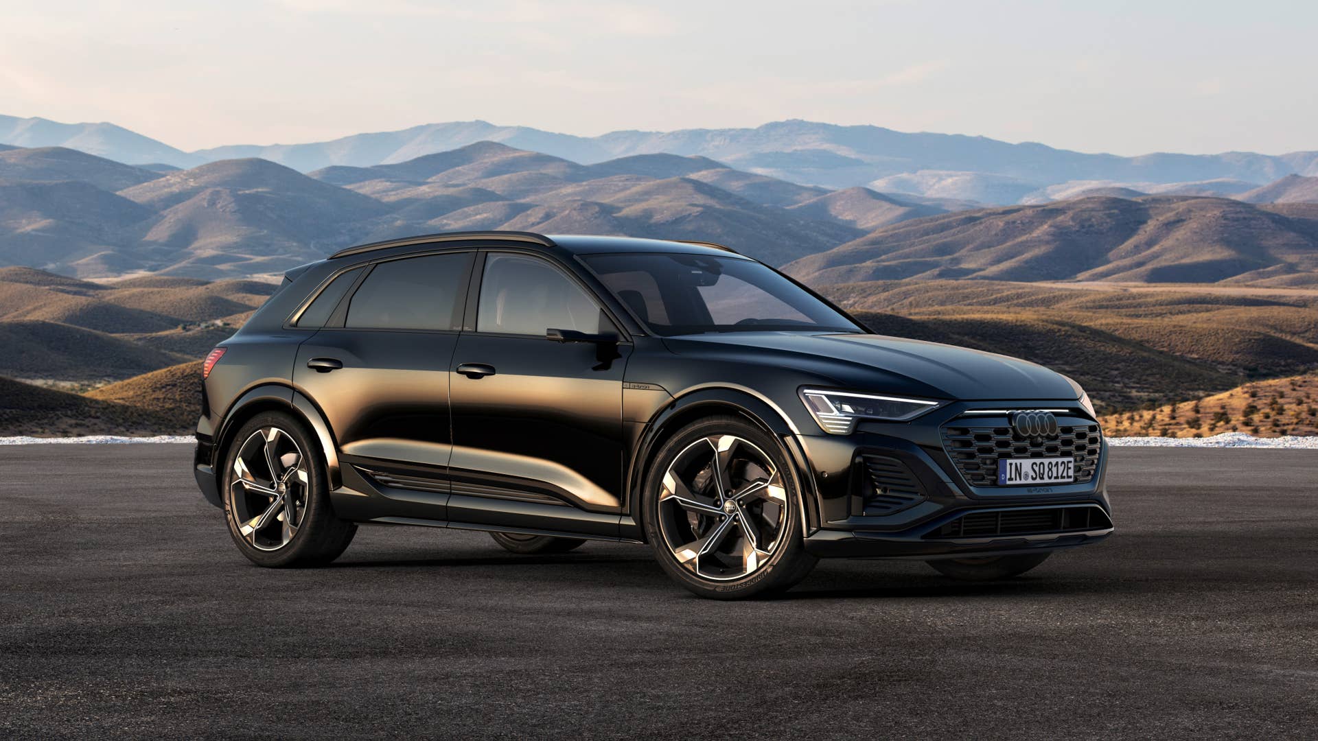 Static photo, Colour: Mythos Black metallic.