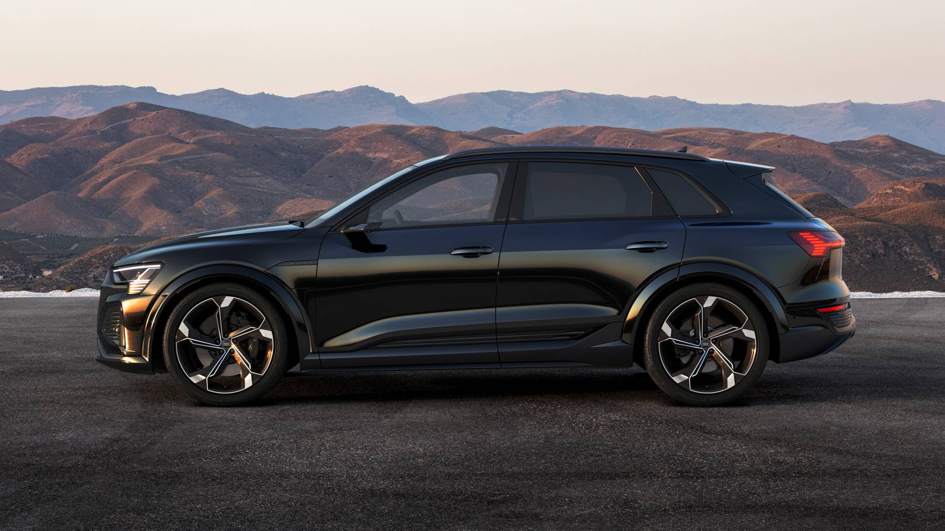 Static photo, Colour: Mythos Black metallic.