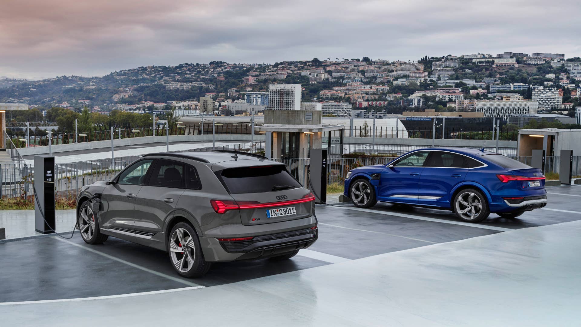 Audi Q8 e-tron quattro, Static photo, Colour: Chronos Gray metallic. Audi SQ8 Sportback e-tron quattro, Static photo, Colour: Ultra Blue metallic.