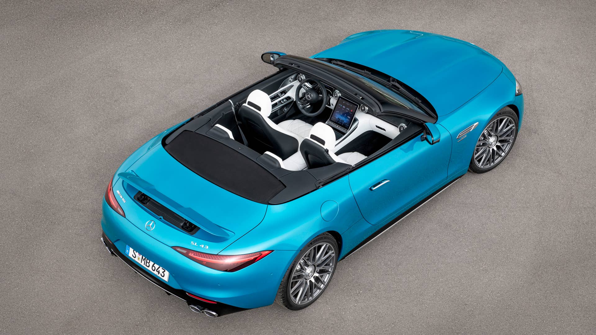 Mercedes-AMG SL 43 Roadster | Kraftstoffverbrauch kombiniert: 9,4-8,9 l/100 km | CO₂-Emissionen kombiniert: 214-201 g/km* Exterieur: Hyperblau metallic; Interieur: Leder Nappa Style kristallweiß.;Kraftstoffverbrauch kombiniert: 9,4-8,9 l/100 km | CO₂-Emissionen kombiniert: 214-201 g/km* Mercedes-AMG SL 43 Roadster | fuel consumption combined: 9,4-8,9 l/100 km | CO₂-emissions combined: 214-201 g/km* exterior: hyperblue metallic; interior: leather nappa style crystal white.;Fuel consumption combined: 9,4-8,9 l/100 km | CO₂-emissions combined: 214-201 g/km*
