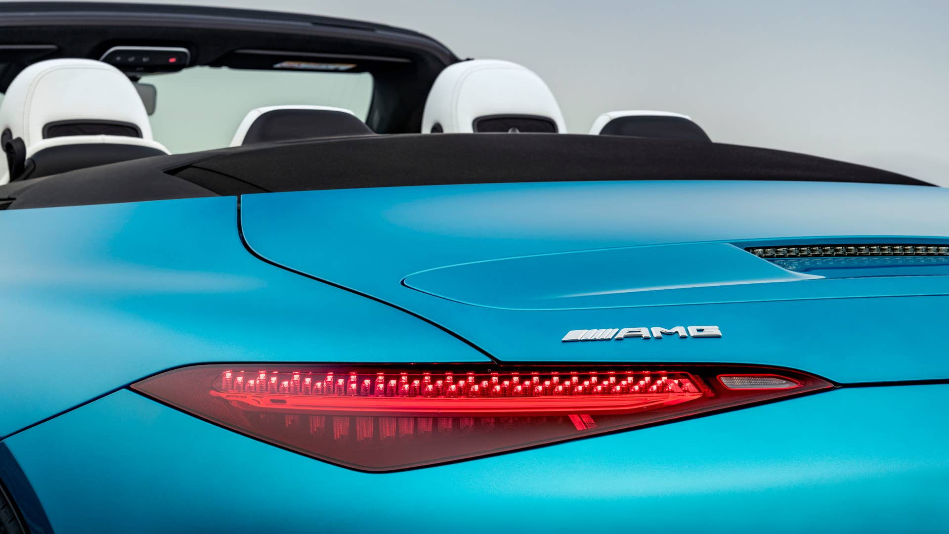 Mercedes-AMG SL 43 Roadster | Kraftstoffverbrauch kombiniert: 9,4-8,9 l/100 km | CO₂-Emissionen kombiniert: 214-201 g/km* Exterieur: Hyperblau metallic; Interieur: Leder Nappa Style kristallweiß.;Kraftstoffverbrauch kombiniert: 9,4-8,9 l/100 km | CO₂-Emissionen kombiniert: 214-201 g/km* Mercedes-AMG SL 43 Roadster | fuel consumption combined: 9,4-8,9 l/100 km | CO₂-emissions combined: 214-201 g/km* exterior: hyperblue metallic; interior: leather nappa style crystal white.;Fuel consumption combined: 9,4-8,9 l/100 km | CO₂-emissions combined: 214-201 g/km*