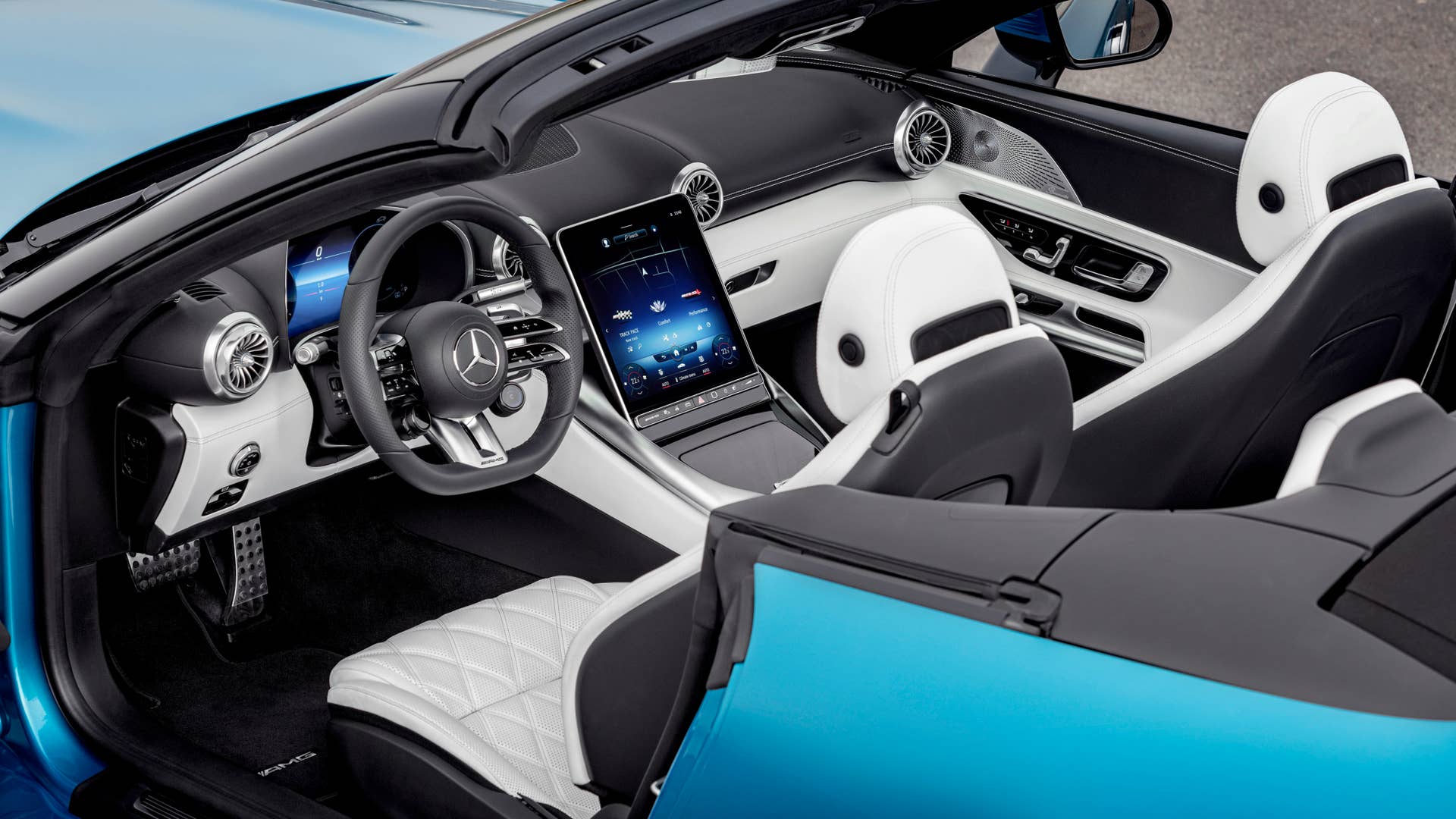 Mercedes-AMG SL 43 Roadster | Kraftstoffverbrauch kombiniert: 9,4-8,9 l/100 km | CO₂-Emissionen kombiniert: 214-201 g/km* Exterieur: Hyperblau metallic; Interieur: Leder Nappa Style kristallweiß.;Kraftstoffverbrauch kombiniert: 9,4-8,9 l/100 km | CO₂-Emissionen kombiniert: 214-201 g/km* Mercedes-AMG SL 43 Roadster | fuel consumption combined: 9,4-8,9 l/100 km | CO₂-emissions combined: 214-201 g/km* exterior: hyperblue metallic; interior: leather nappa style crystal white.;Fuel consumption combined: 9,4-8,9 l/100 km | CO₂-emissions combined: 214-201 g/km*