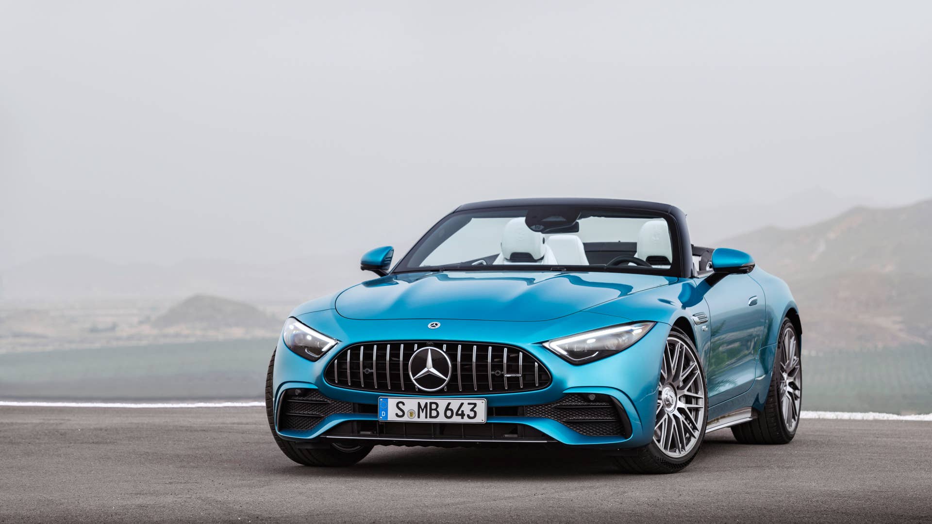 Mercedes-AMG SL 43 Roadster | Kraftstoffverbrauch kombiniert: 9,4-8,9 l/100 km | CO₂-Emissionen kombiniert: 214-201 g/km* Exterieur: Hyperblau metallic; Interieur: Leder Nappa Style kristallweiß.;Kraftstoffverbrauch kombiniert: 9,4-8,9 l/100 km | CO₂-Emissionen kombiniert: 214-201 g/km* Mercedes-AMG SL 43 Roadster | fuel consumption combined: 9,4-8,9 l/100 km | CO₂-emissions combined: 214-201 g/km* exterior: hyperblue metallic; interior: leather nappa style crystal white.;Fuel consumption combined: 9,4-8,9 l/100 km | CO₂-emissions combined: 214-201 g/km*