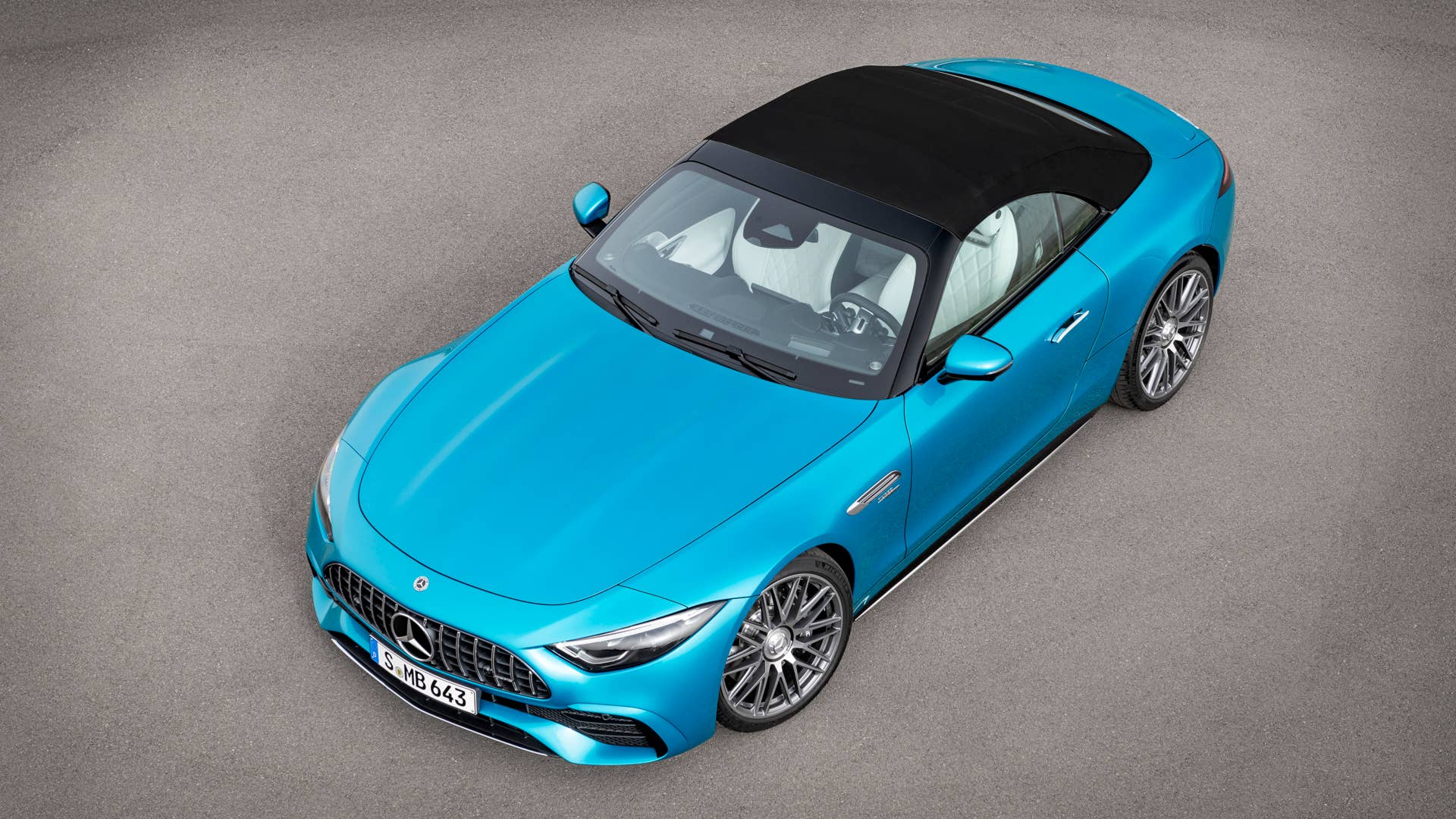 Mercedes-AMG SL 43 Roadster | Kraftstoffverbrauch kombiniert: 9,4-8,9 l/100 km | CO₂-Emissionen kombiniert: 214-201 g/km* Exterieur: Hyperblau metallic; Interieur: Leder Nappa Style kristallweiß.;Kraftstoffverbrauch kombiniert: 9,4-8,9 l/100 km | CO₂-Emissionen kombiniert: 214-201 g/km* Mercedes-AMG SL 43 Roadster | fuel consumption combined: 9,4-8,9 l/100 km | CO₂-emissions combined: 214-201 g/km* exterior: hyperblue metallic; interior: leather nappa style crystal white.;Fuel consumption combined: 9,4-8,9 l/100 km | CO₂-emissions combined: 214-201 g/km*