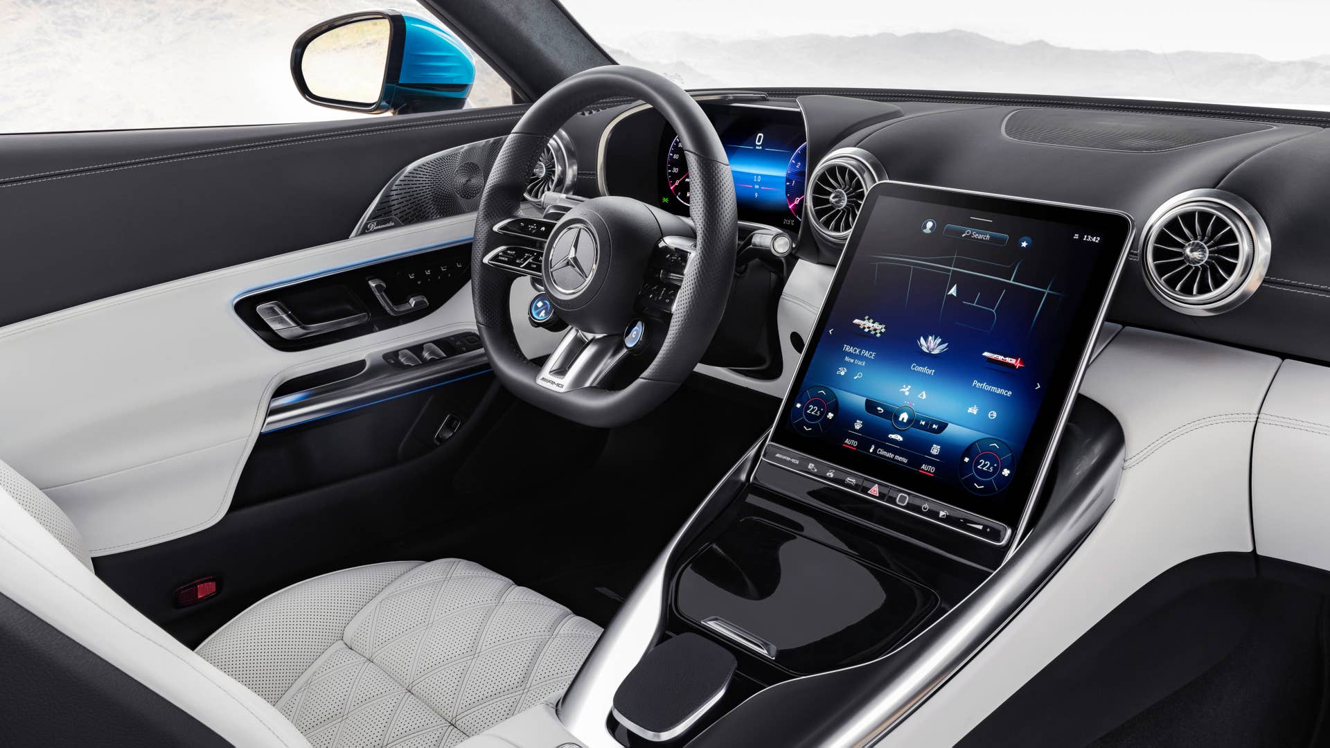 Mercedes-AMG SL 43 Roadster | Kraftstoffverbrauch kombiniert: 9,4-8,9 l/100 km | CO₂-Emissionen kombiniert: 214-201 g/km* Exterieur: Hyperblau metallic; Interieur: Leder Nappa Style kristallweiß.;Kraftstoffverbrauch kombiniert: 9,4-8,9 l/100 km | CO₂-Emissionen kombiniert: 214-201 g/km* Mercedes-AMG SL 43 Roadster | fuel consumption combined: 9,4-8,9 l/100 km | CO₂-emissions combined: 214-201 g/km* exterior: hyperblue metallic; interior: leather nappa style crystal white.;Fuel consumption combined: 9,4-8,9 l/100 km | CO₂-emissions combined: 214-201 g/km*