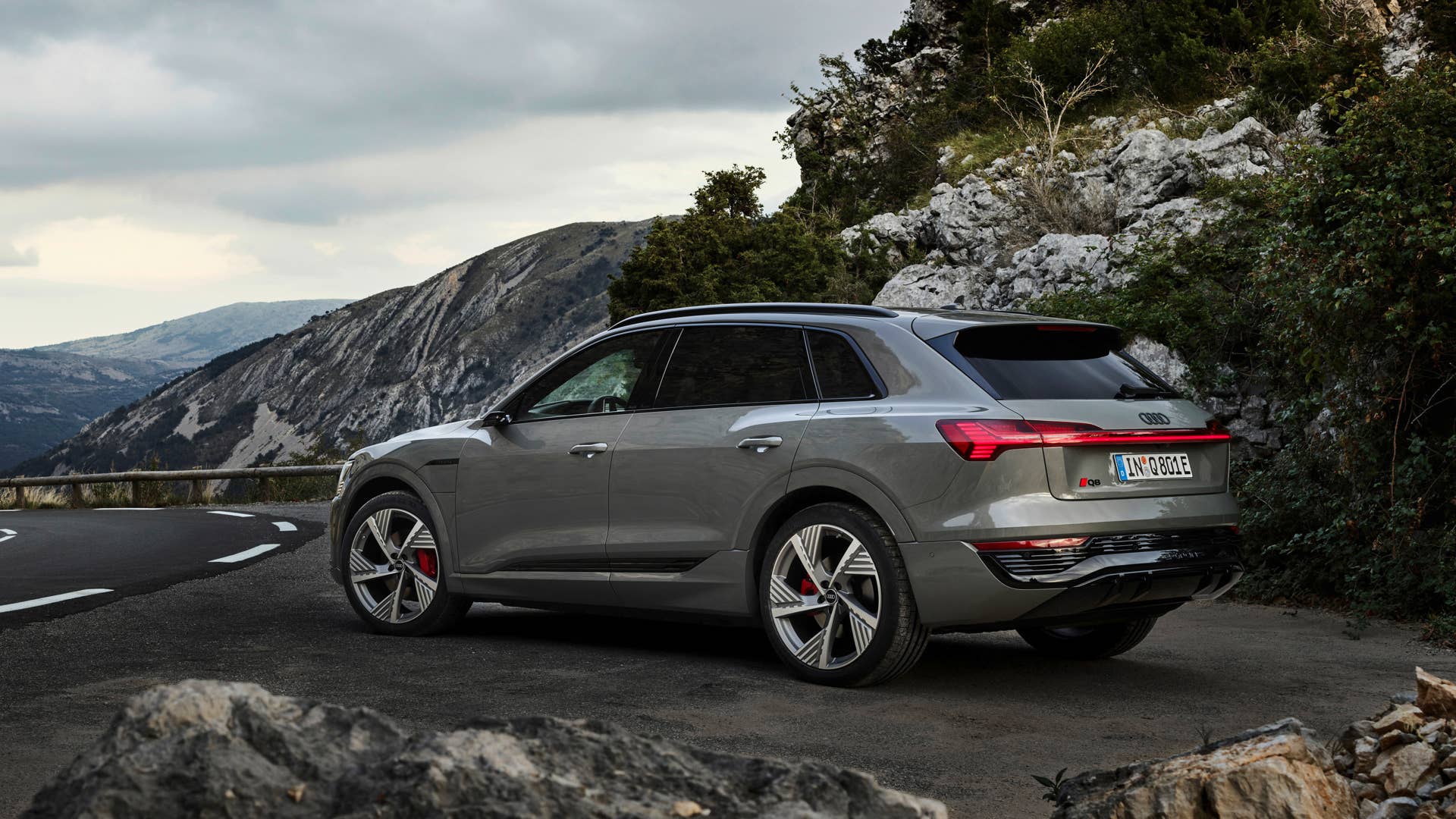 Static photo, Colour: Chronos Gray metallic.