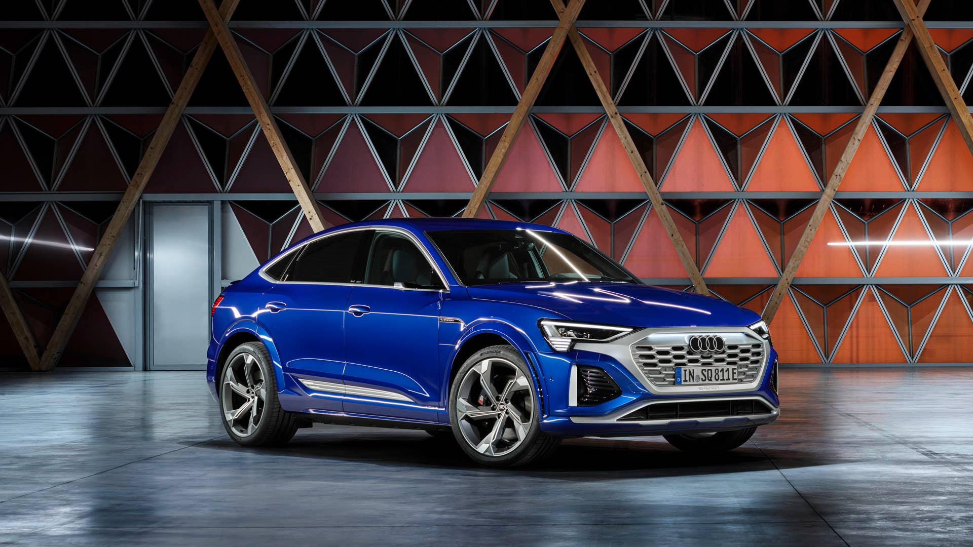 Static photo, Colour: Ultra Blue metallic.