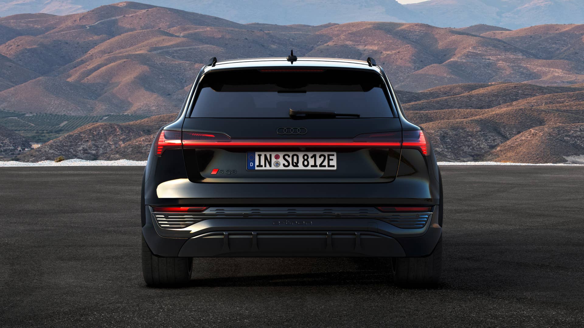 Static photo, Colour: Mythos Black metallic.