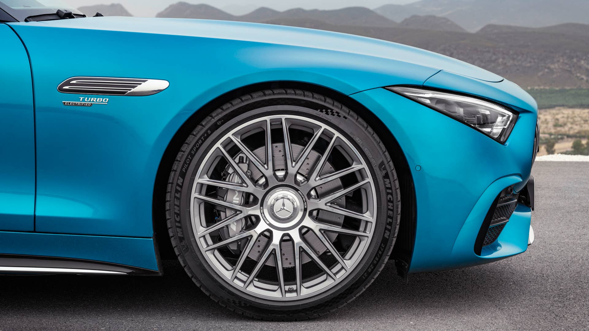 Mercedes-AMG SL 43 Roadster | Kraftstoffverbrauch kombiniert: 9,4-8,9 l/100 km | CO₂-Emissionen kombiniert: 214-201 g/km* Exterieur: Hyperblau metallic; Interieur: Leder Nappa Style kristallweiß.;Kraftstoffverbrauch kombiniert: 9,4-8,9 l/100 km | CO₂-Emissionen kombiniert: 214-201 g/km* Mercedes-AMG SL 43 Roadster | fuel consumption combined: 9,4-8,9 l/100 km | CO₂-emissions combined: 214-201 g/km* exterior: hyperblue metallic; interior: leather nappa style crystal white.;Fuel consumption combined: 9,4-8,9 l/100 km | CO₂-emissions combined: 214-201 g/km*