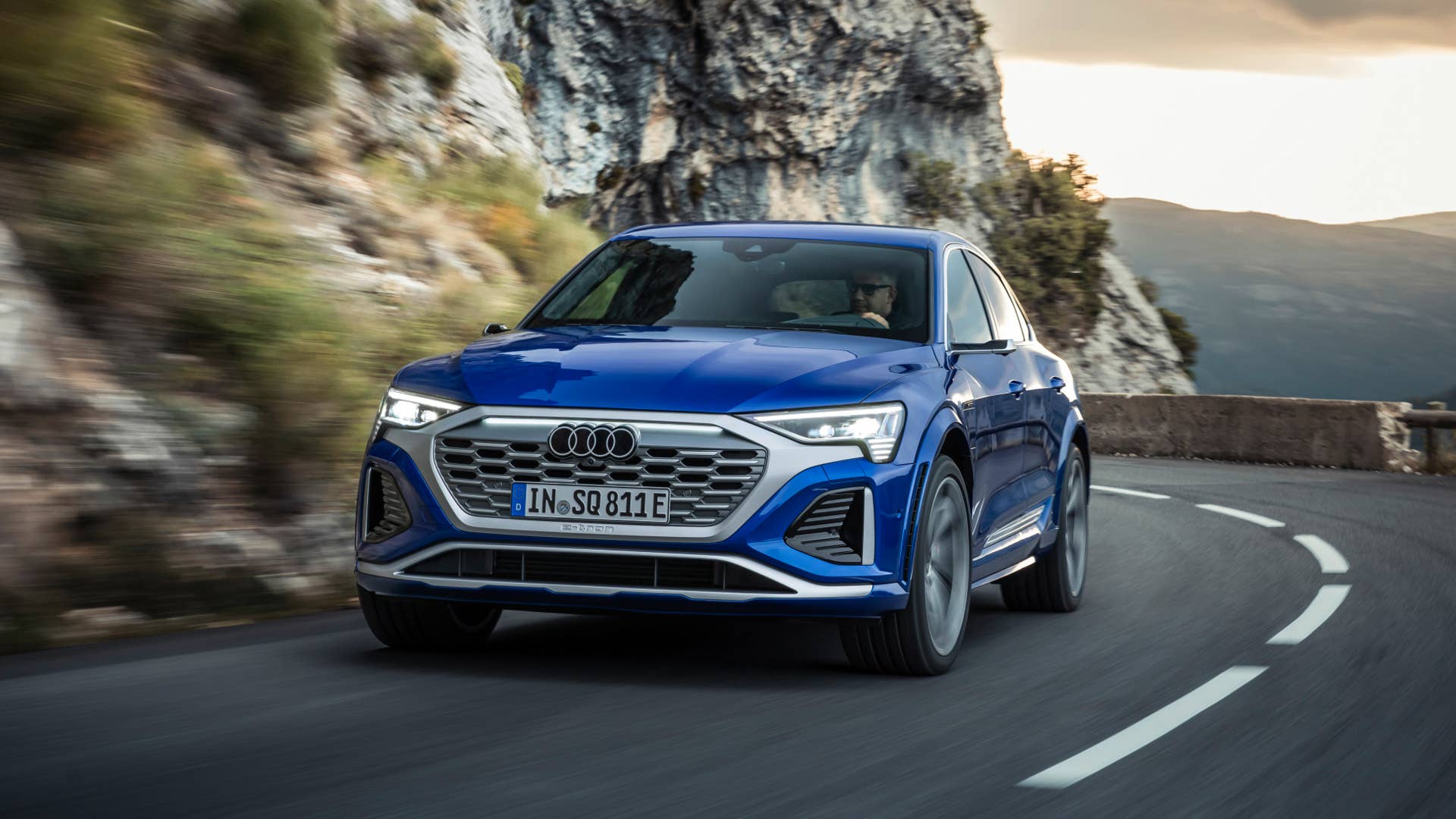 Dynamic photo, Colour: Ultra Blue metallic.