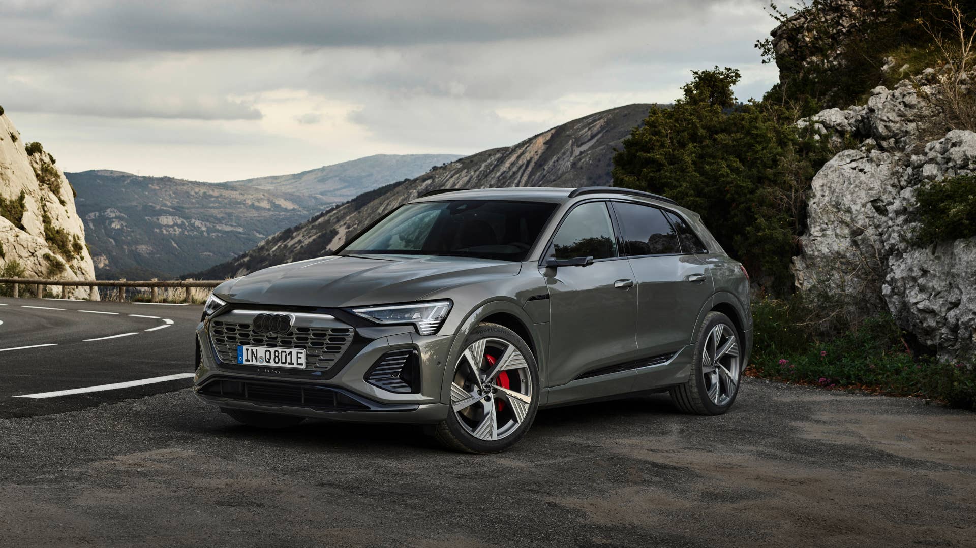 Static photo, Colour: Chronos Gray metallic.