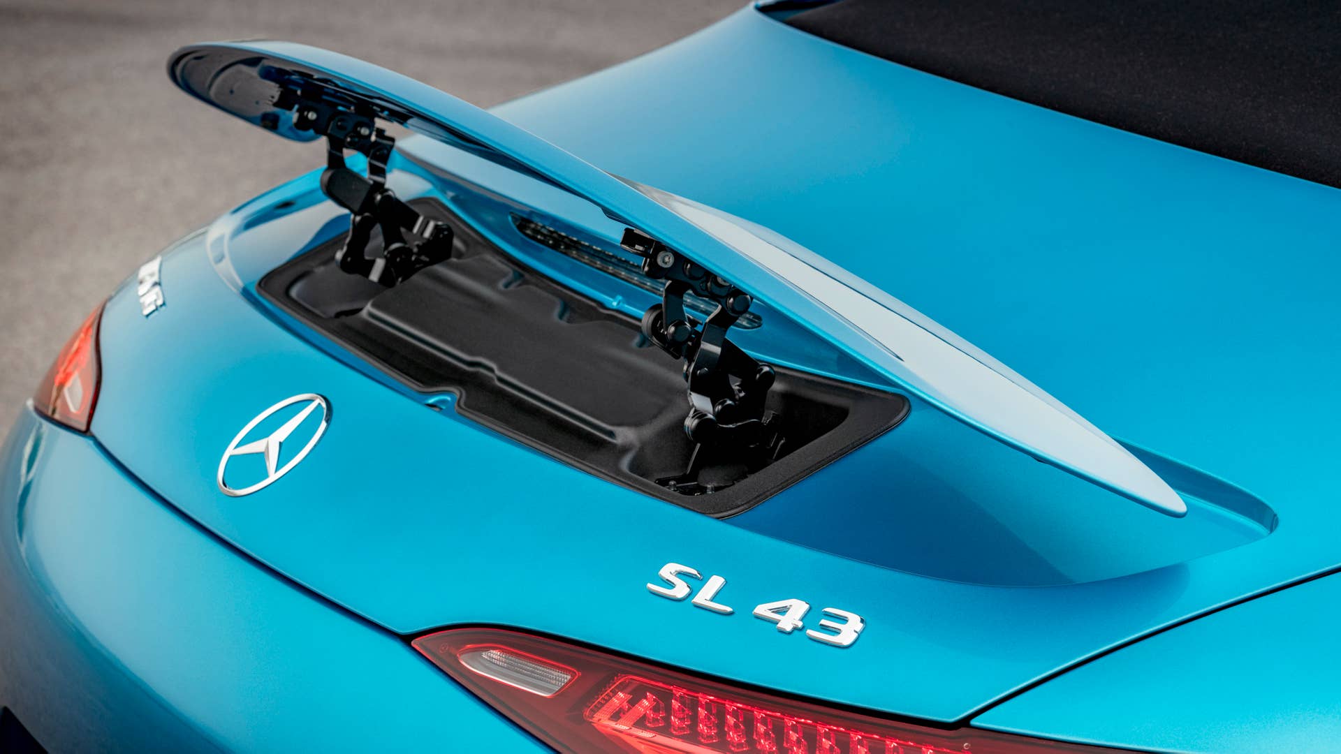Mercedes-AMG SL 43 Roadster | Kraftstoffverbrauch kombiniert: 9,4-8,9 l/100 km | CO₂-Emissionen kombiniert: 214-201 g/km* Exterieur: Hyperblau metallic; Interieur: Leder Nappa Style kristallweiß.;Kraftstoffverbrauch kombiniert: 9,4-8,9 l/100 km | CO₂-Emissionen kombiniert: 214-201 g/km* Mercedes-AMG SL 43 Roadster | fuel consumption combined: 9,4-8,9 l/100 km | CO₂-emissions combined: 214-201 g/km* exterior: hyperblue metallic; interior: leather nappa style crystal white.;Fuel consumption combined: 9,4-8,9 l/100 km | CO₂-emissions combined: 214-201 g/km*