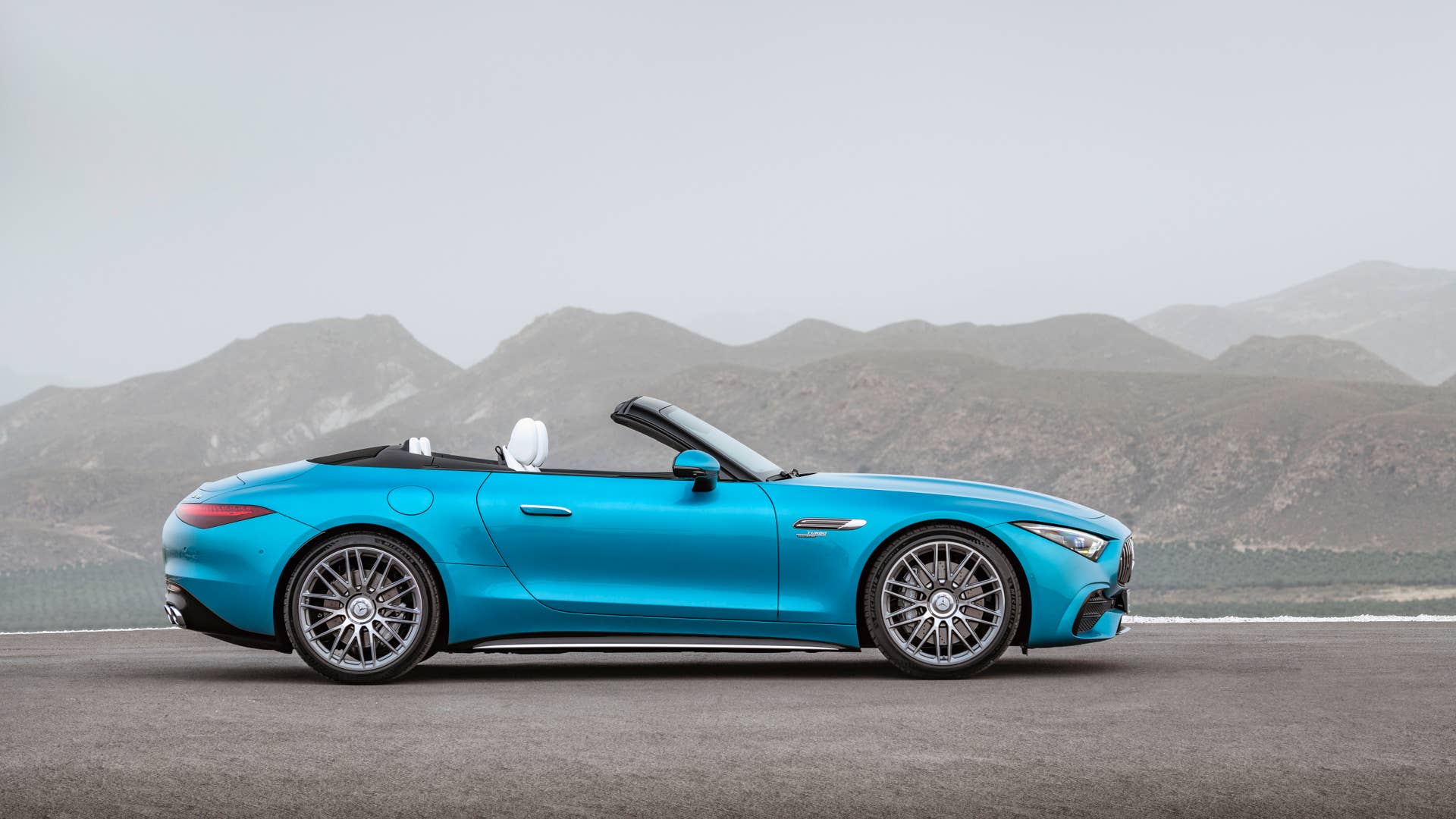 Mercedes-AMG SL 43 Roadster | Kraftstoffverbrauch kombiniert: 9,4-8,9 l/100 km | CO₂-Emissionen kombiniert: 214-201 g/km* Exterieur: Hyperblau metallic; Interieur: Leder Nappa Style kristallweiß.;Kraftstoffverbrauch kombiniert: 9,4-8,9 l/100 km | CO₂-Emissionen kombiniert: 214-201 g/km* Mercedes-AMG SL 43 Roadster | fuel consumption combined: 9,4-8,9 l/100 km | CO₂-emissions combined: 214-201 g/km* exterior: hyperblue metallic; interior: leather nappa style crystal white.;Fuel consumption combined: 9,4-8,9 l/100 km | CO₂-emissions combined: 214-201 g/km*