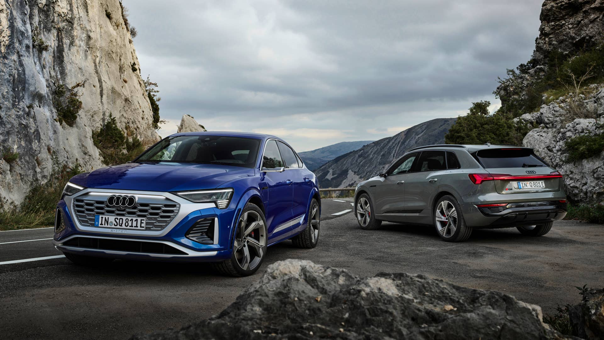 Audi Q8 e-tron quattro, Static photo, Colour: Chronos Gray metallic. Audi SQ8 Sportback e-tron quattro, Static photo, Colour: Ultra Blue metallic.