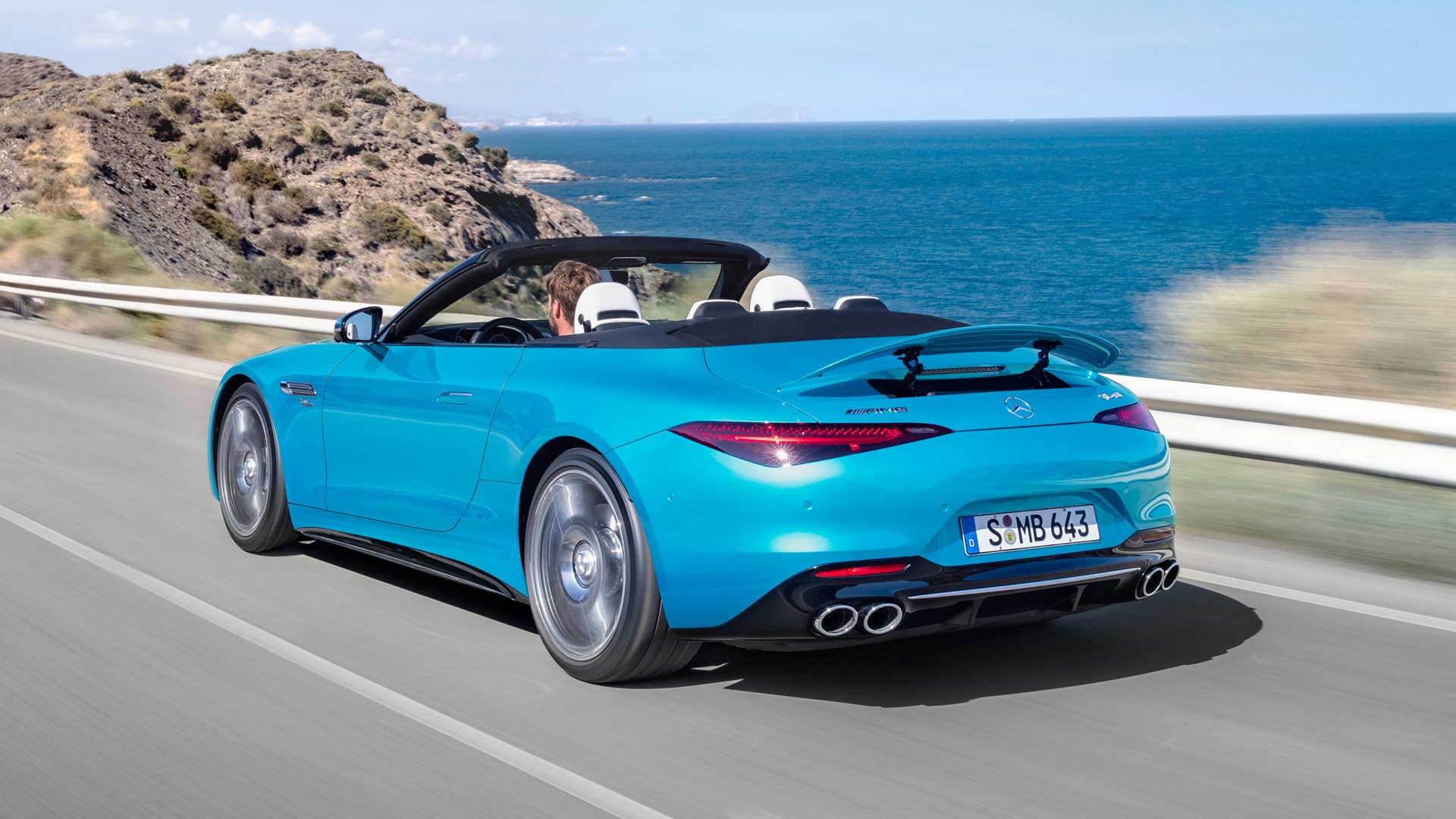 Mercedes-AMG SL 43 Roadster | Kraftstoffverbrauch kombiniert: 9,4-8,9 l/100 km | CO₂-Emissionen kombiniert: 214-201 g/km* Exterieur: Hyperblau metallic; Interieur: Leder Nappa Style kristallweiß.;Kraftstoffverbrauch kombiniert: 9,4-8,9 l/100 km | CO₂-Emissionen kombiniert: 214-201 g/km* Mercedes-AMG SL 43 Roadster | fuel consumption combined: 9,4-8,9 l/100 km | CO₂-emissions combined: 214-201 g/km* exterior: hyperblue metallic; interior: leather nappa style crystal white.;Fuel consumption combined: 9,4-8,9 l/100 km | CO₂-emissions combined: 214-201 g/km*