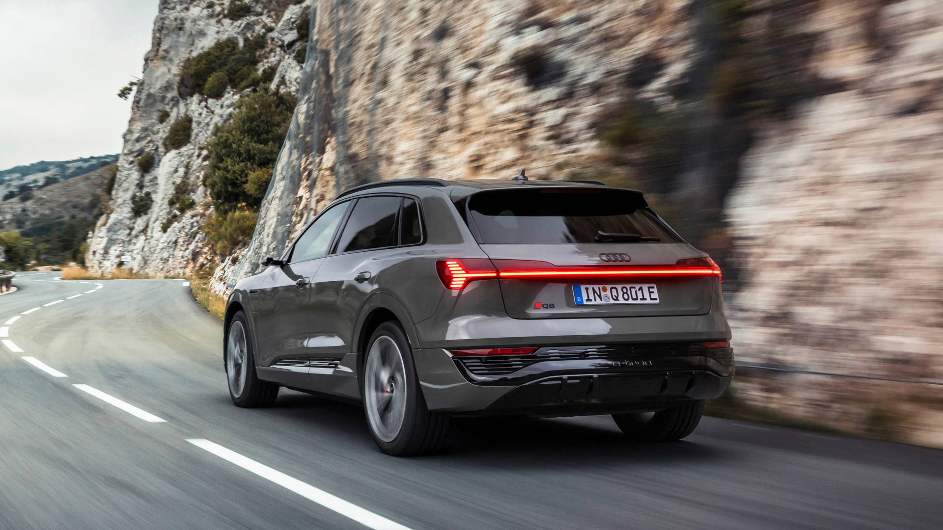 Dynamic photo, Colour: Chronos Gray metallic.
