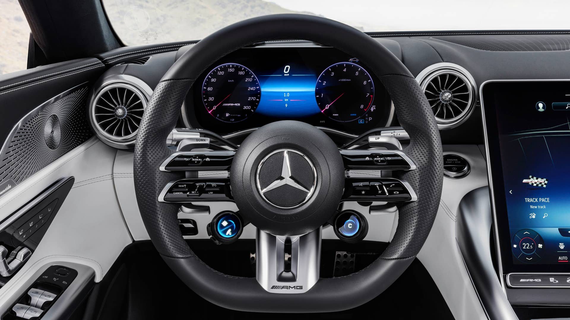Mercedes-AMG SL 43 Roadster | Kraftstoffverbrauch kombiniert: 9,4-8,9 l/100 km | CO₂-Emissionen kombiniert: 214-201 g/km* Exterieur: Hyperblau metallic; Interieur: Leder Nappa Style kristallweiß.;Kraftstoffverbrauch kombiniert: 9,4-8,9 l/100 km | CO₂-Emissionen kombiniert: 214-201 g/km* Mercedes-AMG SL 43 Roadster | fuel consumption combined: 9,4-8,9 l/100 km | CO₂-emissions combined: 214-201 g/km* exterior: hyperblue metallic; interior: leather nappa style crystal white.;Fuel consumption combined: 9,4-8,9 l/100 km | CO₂-emissions combined: 214-201 g/km*