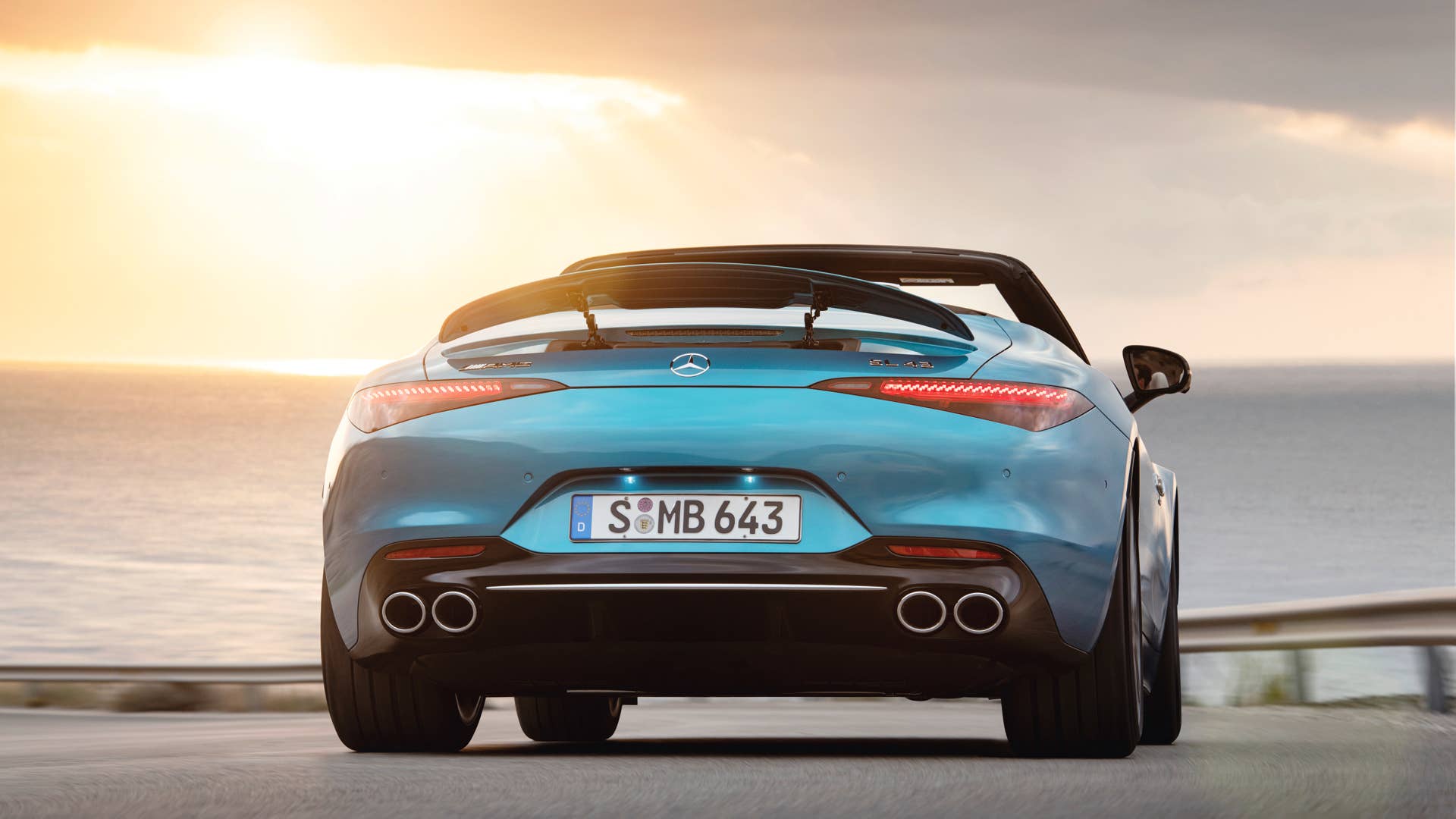 Mercedes-AMG SL 43 Roadster | Kraftstoffverbrauch kombiniert: 9,4-8,9 l/100 km | CO₂-Emissionen kombiniert: 214-201 g/km* Exterieur: Hyperblau metallic; Interieur: Leder Nappa Style kristallweiß.;Kraftstoffverbrauch kombiniert: 9,4-8,9 l/100 km | CO₂-Emissionen kombiniert: 214-201 g/km* Mercedes-AMG SL 43 Roadster | fuel consumption combined: 9,4-8,9 l/100 km | CO₂-emissions combined: 214-201 g/km* exterior: hyperblue metallic; interior: leather nappa style crystal white.;Fuel consumption combined: 9,4-8,9 l/100 km | CO₂-emissions combined: 214-201 g/km*
