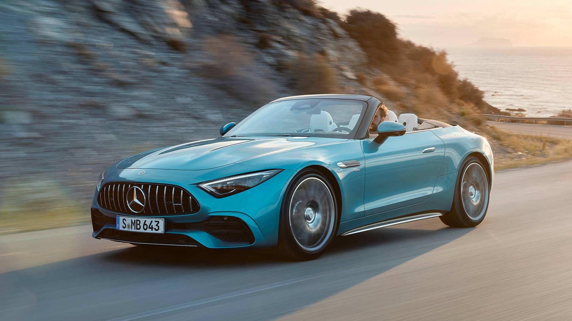 Mercedes-AMG SL 43 Roadster | Kraftstoffverbrauch kombiniert: 9,4-8,9 l/100 km | CO₂-Emissionen kombiniert: 214-201 g/km* Exterieur: Hyperblau metallic; Interieur: Leder Nappa Style kristallweiß.;Kraftstoffverbrauch kombiniert: 9,4-8,9 l/100 km | CO₂-Emissionen kombiniert: 214-201 g/km* Mercedes-AMG SL 43 Roadster | fuel consumption combined: 9,4-8,9 l/100 km | CO₂-emissions combined: 214-201 g/km* exterior: hyperblue metallic; interior: leather nappa style crystal white.;Fuel consumption combined: 9,4-8,9 l/100 km | CO₂-emissions combined: 214-201 g/km*
