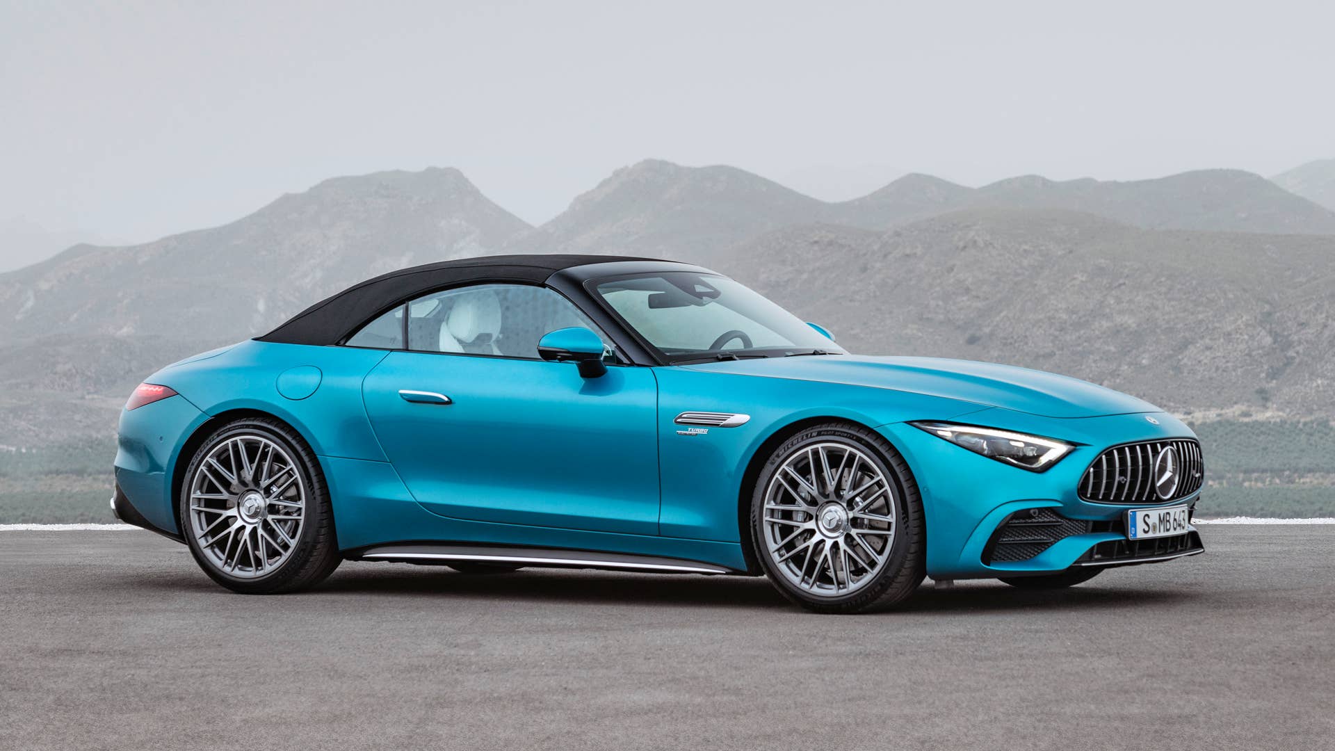 Mercedes-AMG SL 43 Roadster | Kraftstoffverbrauch kombiniert: 9,4-8,9 l/100 km | CO₂-Emissionen kombiniert: 214-201 g/km* Exterieur: Hyperblau metallic; Interieur: Leder Nappa Style kristallweiß.;Kraftstoffverbrauch kombiniert: 9,4-8,9 l/100 km | CO₂-Emissionen kombiniert: 214-201 g/km* Mercedes-AMG SL 43 Roadster | fuel consumption combined: 9,4-8,9 l/100 km | CO₂-emissions combined: 214-201 g/km* exterior: hyperblue metallic; interior: leather nappa style crystal white.;Fuel consumption combined: 9,4-8,9 l/100 km | CO₂-emissions combined: 214-201 g/km*