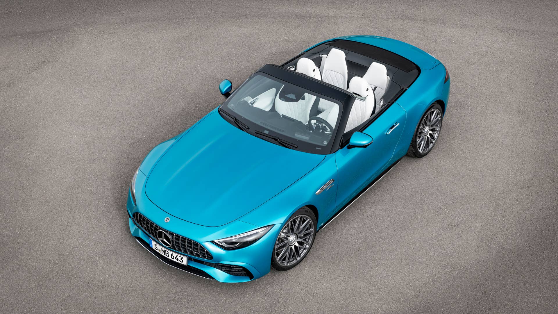 Mercedes-AMG SL 43 Roadster | Kraftstoffverbrauch kombiniert: 9,4-8,9 l/100 km | CO₂-Emissionen kombiniert: 214-201 g/km* Exterieur: Hyperblau metallic; Interieur: Leder Nappa Style kristallweiß.;Kraftstoffverbrauch kombiniert: 9,4-8,9 l/100 km | CO₂-Emissionen kombiniert: 214-201 g/km* Mercedes-AMG SL 43 Roadster | fuel consumption combined: 9,4-8,9 l/100 km | CO₂-emissions combined: 214-201 g/km* exterior: hyperblue metallic; interior: leather nappa style crystal white.;Fuel consumption combined: 9,4-8,9 l/100 km | CO₂-emissions combined: 214-201 g/km*