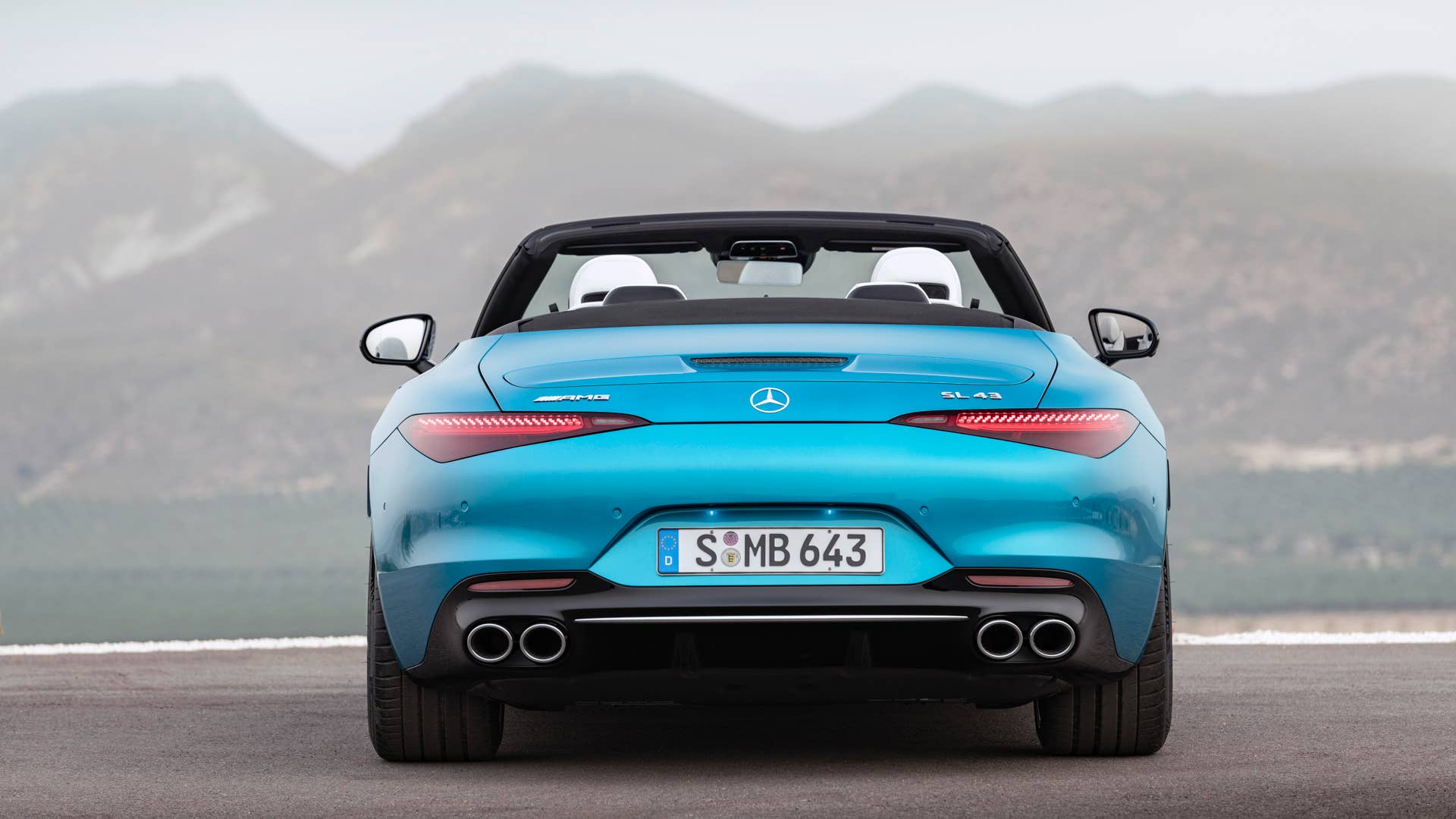Mercedes-AMG SL 43 Roadster | Kraftstoffverbrauch kombiniert: 9,4-8,9 l/100 km | CO₂-Emissionen kombiniert: 214-201 g/km* Exterieur: Hyperblau metallic; Interieur: Leder Nappa Style kristallweiß.;Kraftstoffverbrauch kombiniert: 9,4-8,9 l/100 km | CO₂-Emissionen kombiniert: 214-201 g/km* Mercedes-AMG SL 43 Roadster | fuel consumption combined: 9,4-8,9 l/100 km | CO₂-emissions combined: 214-201 g/km* exterior: hyperblue metallic; interior: leather nappa style crystal white.;Fuel consumption combined: 9,4-8,9 l/100 km | CO₂-emissions combined: 214-201 g/km*