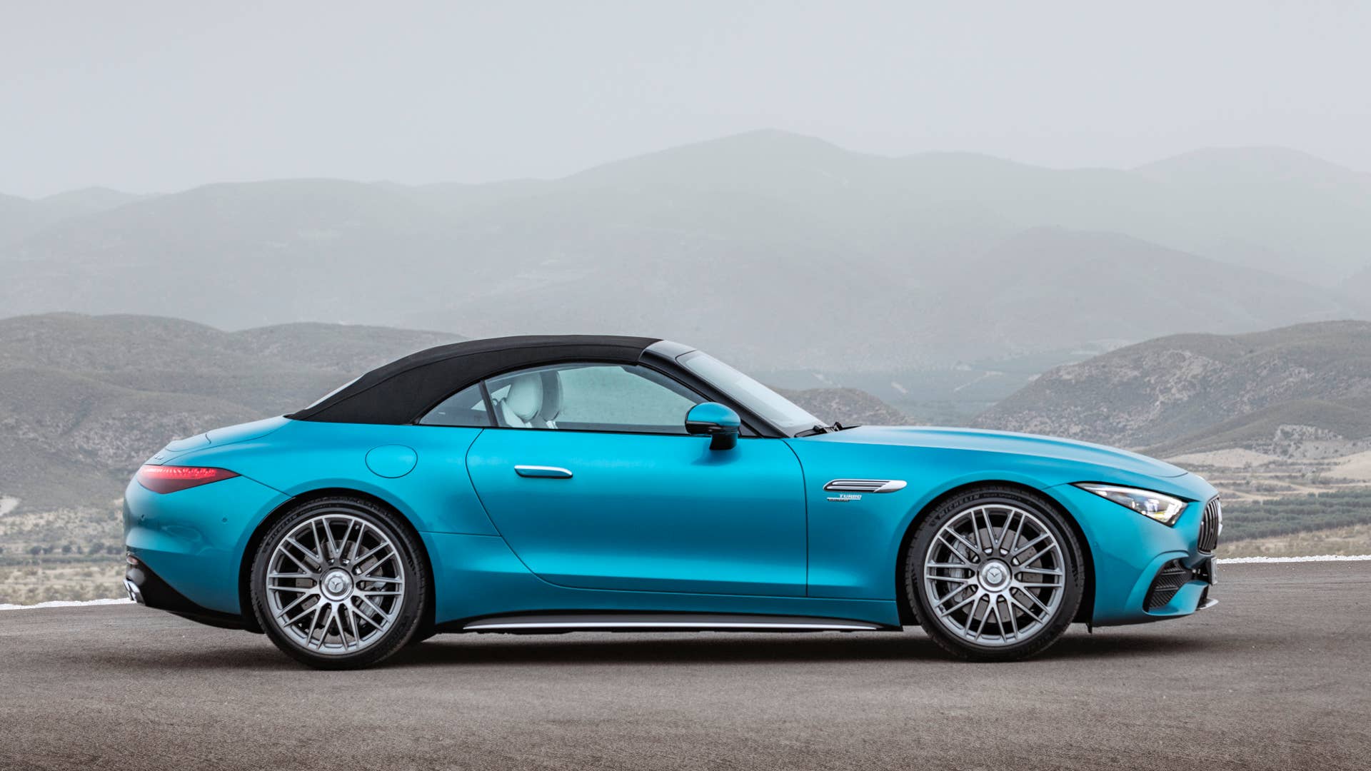 Mercedes-AMG SL 43 Roadster | Kraftstoffverbrauch kombiniert: 9,4-8,9 l/100 km | CO₂-Emissionen kombiniert: 214-201 g/km* Exterieur: Hyperblau metallic; Interieur: Leder Nappa Style kristallweiß.;Kraftstoffverbrauch kombiniert: 9,4-8,9 l/100 km | CO₂-Emissionen kombiniert: 214-201 g/km* Mercedes-AMG SL 43 Roadster | fuel consumption combined: 9,4-8,9 l/100 km | CO₂-emissions combined: 214-201 g/km* exterior: hyperblue metallic; interior: leather nappa style crystal white.;Fuel consumption combined: 9,4-8,9 l/100 km | CO₂-emissions combined: 214-201 g/km*