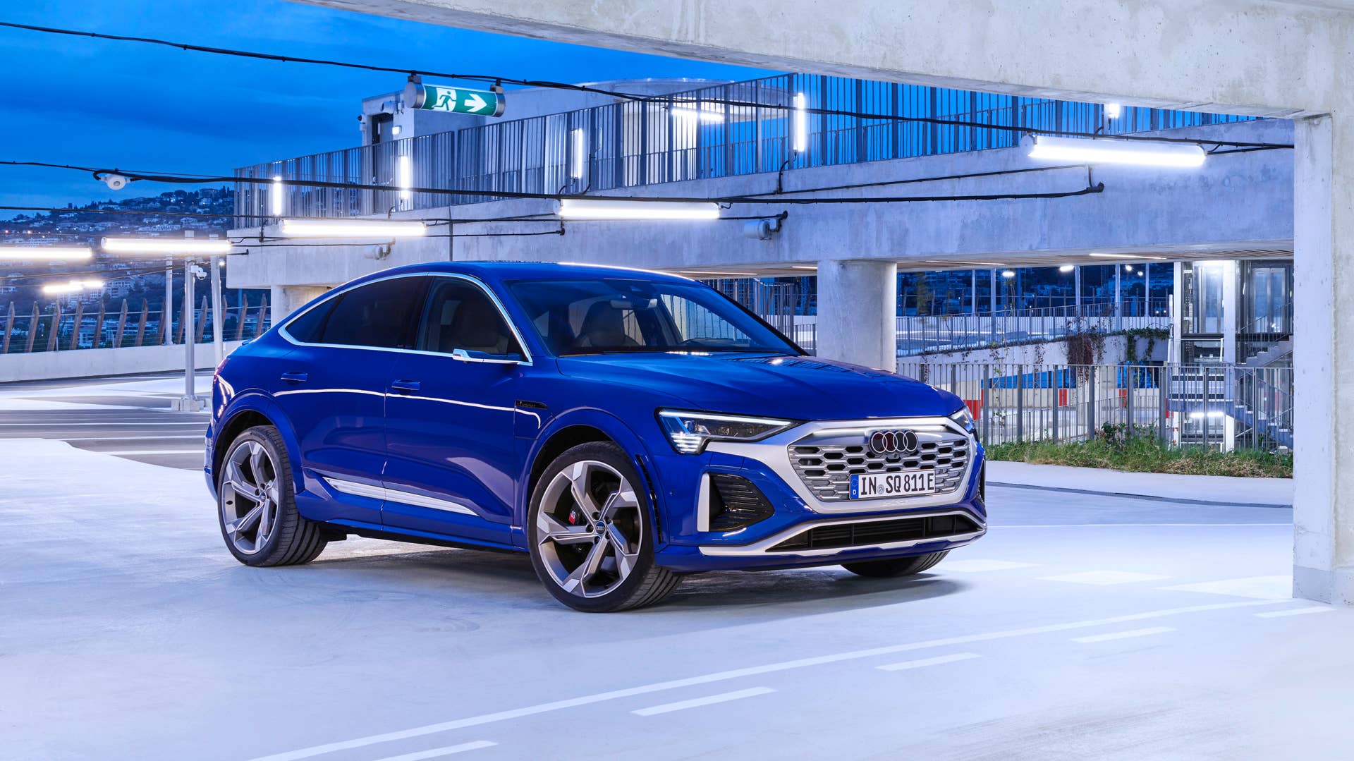 Static photo, Colour: Ultra Blue metallic.