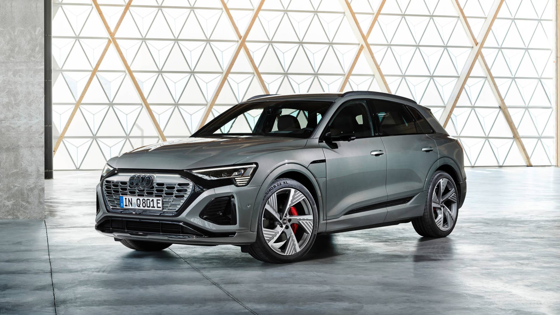Static photo, Colour: Chronos Gray metallic.