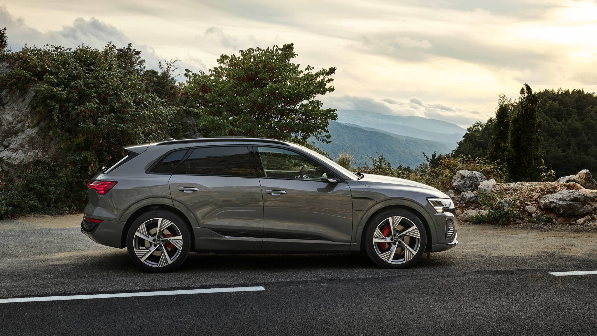 Static photo, Colour: Chronos Gray metallic.