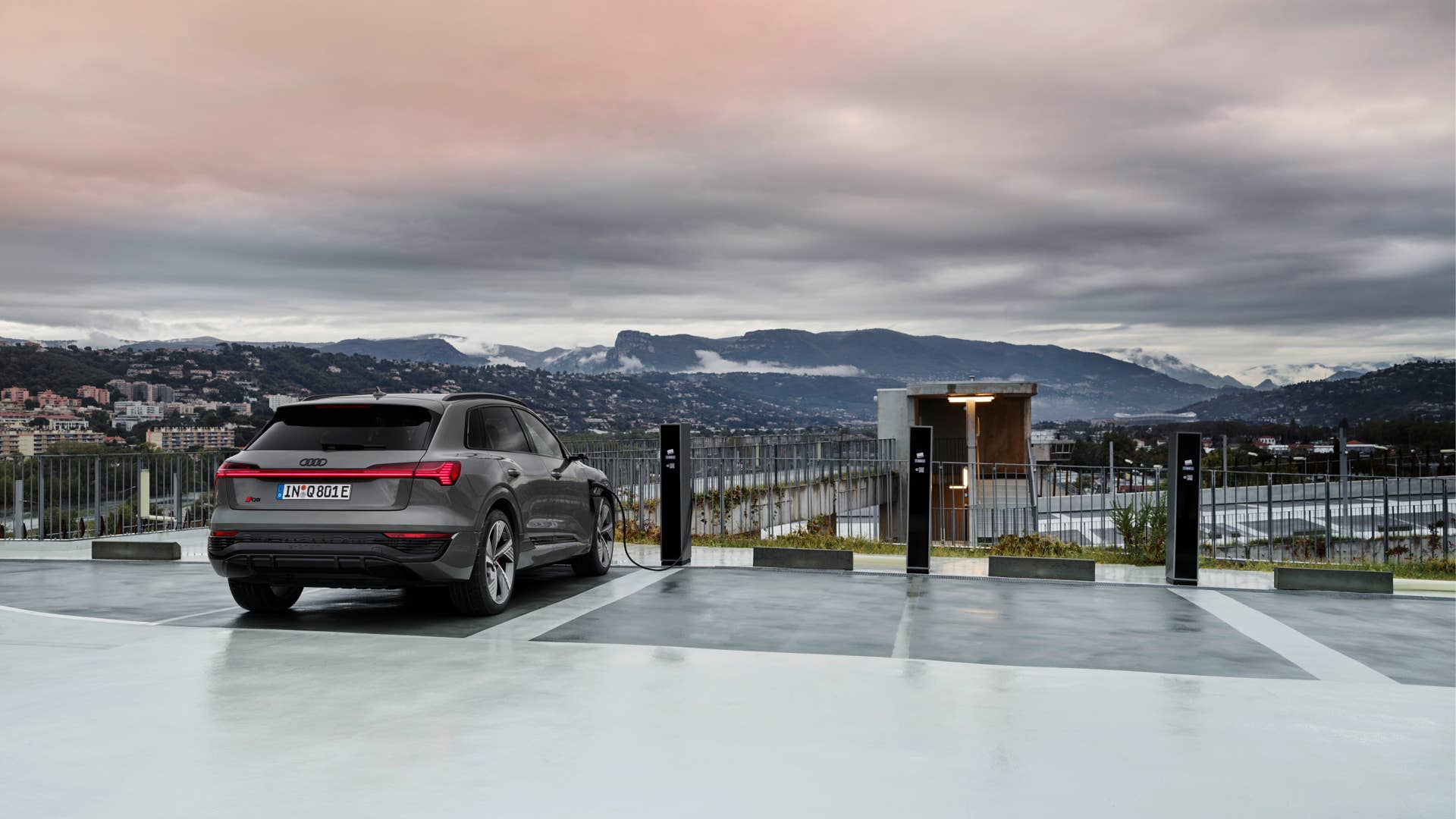 Static photo, Colour: Chronos Gray metallic.