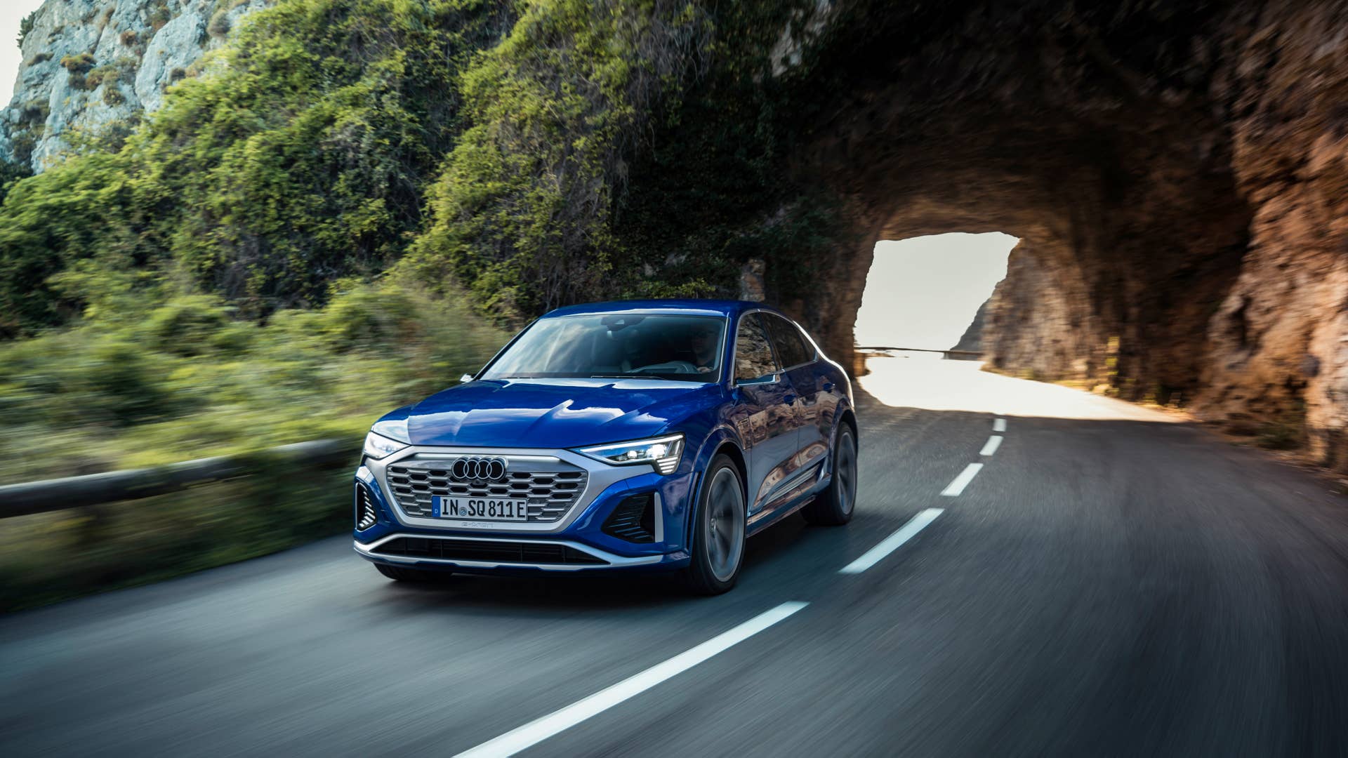 Dynamic photo, Colour: Ultra Blue metallic.
