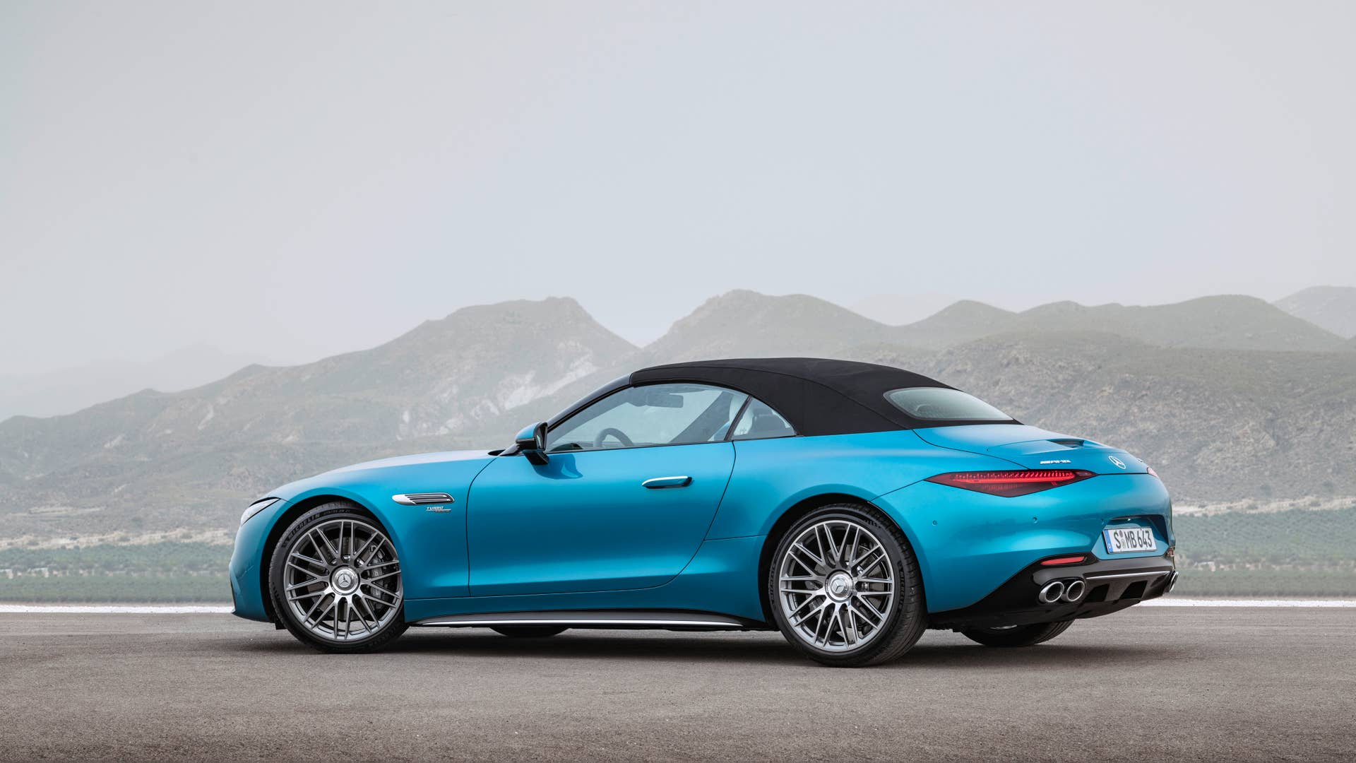 Mercedes-AMG SL 43 Roadster | Kraftstoffverbrauch kombiniert: 9,4-8,9 l/100 km | CO₂-Emissionen kombiniert: 214-201 g/km* Exterieur: Hyperblau metallic; Interieur: Leder Nappa Style kristallweiß.;Kraftstoffverbrauch kombiniert: 9,4-8,9 l/100 km | CO₂-Emissionen kombiniert: 214-201 g/km* Mercedes-AMG SL 43 Roadster | fuel consumption combined: 9,4-8,9 l/100 km | CO₂-emissions combined: 214-201 g/km* exterior: hyperblue metallic; interior: leather nappa style crystal white.;Fuel consumption combined: 9,4-8,9 l/100 km | CO₂-emissions combined: 214-201 g/km*