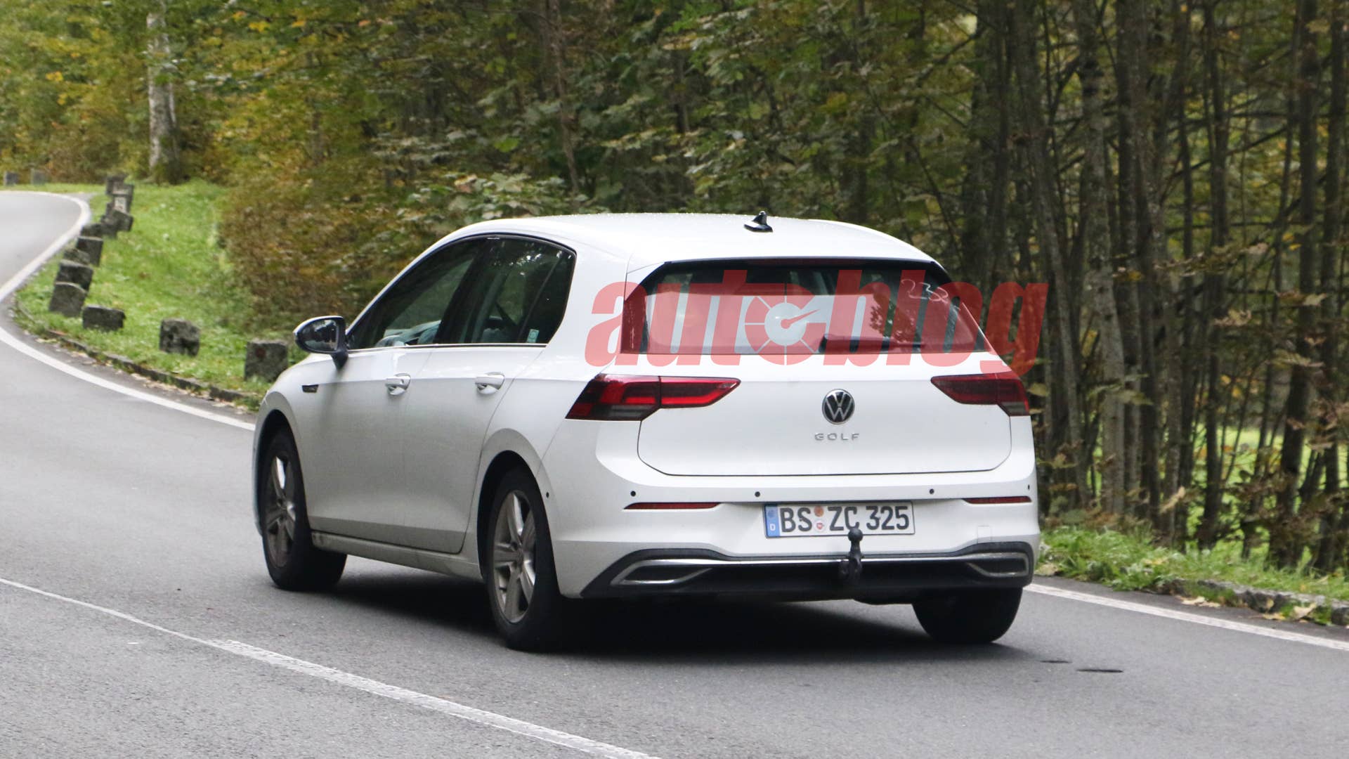 VW Golf refresh spied with new infotainment screen uncovered - Autoblog
