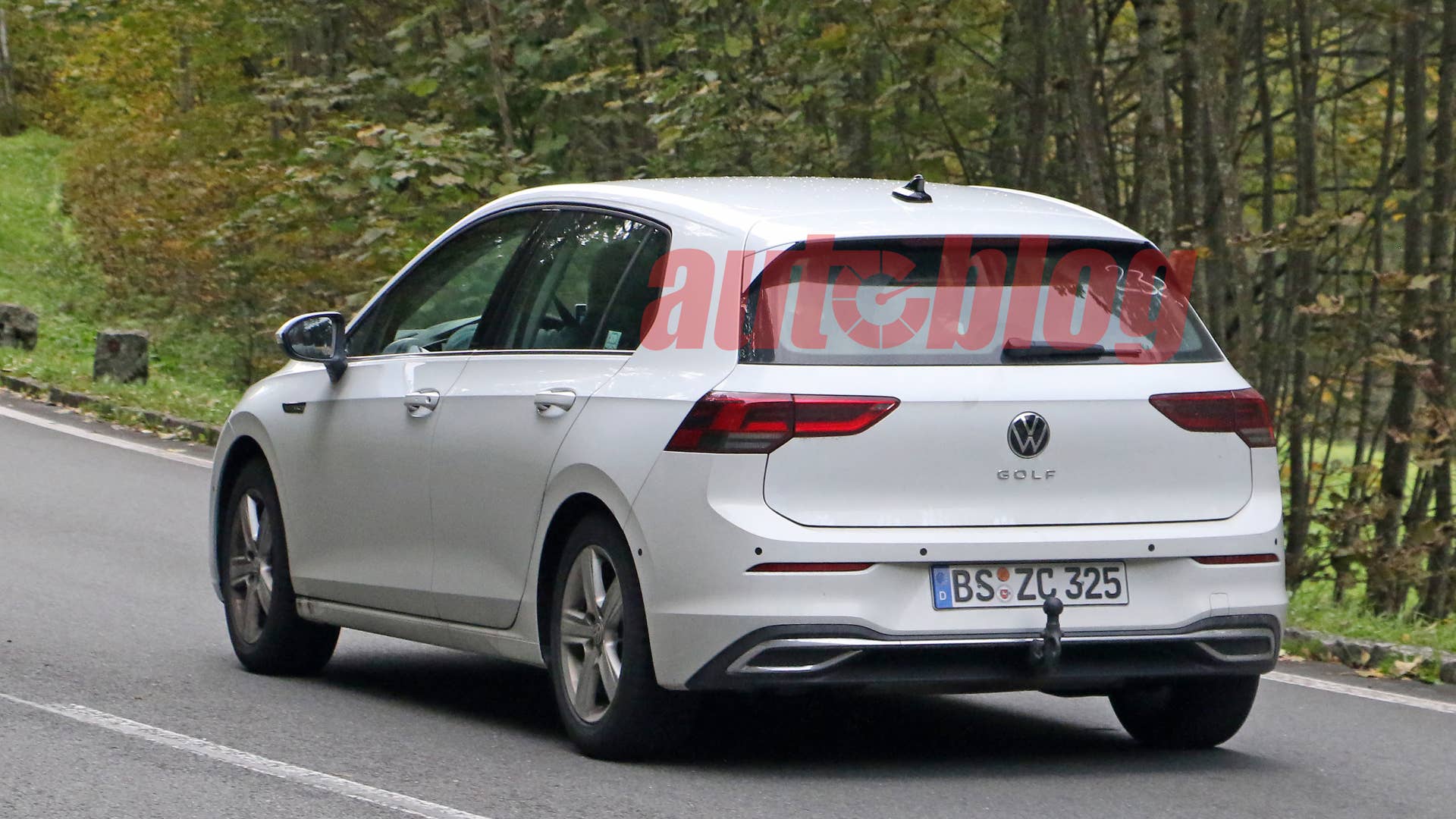 VW Golf refresh spied with new infotainment screen uncovered - Autoblog