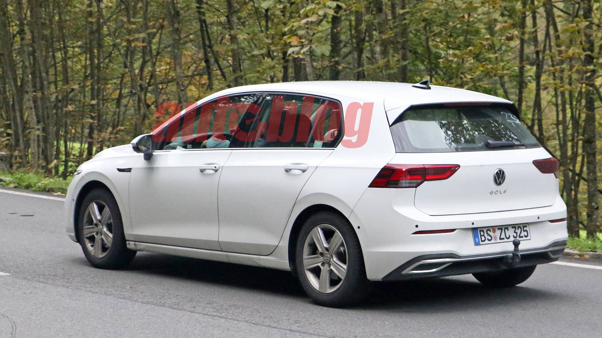 VW Golf refresh spied with new infotainment screen uncovered - Autoblog
