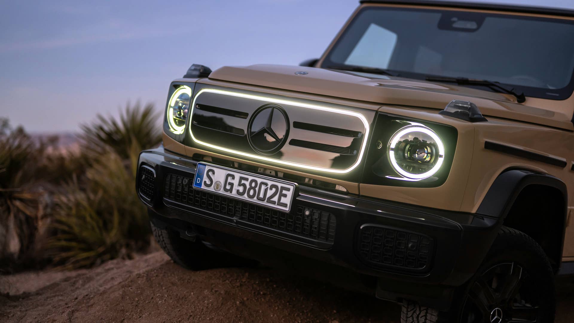 Mercedes-Benz G580 mit EQ Technology, Exterior: MANUFAKTUR wüstensand uni, Interior: Leder schwarz (Energieverbrauch kombiniert: 30,3-27,7 kWh/100 km | CO2-Emissionen kombiniert: 0 g/km | CO2-Klasse: A);(Energieverbrauch kombiniert: 30,3-27,7 kWh/100 km | CO2-Emissionen kombiniert: 0 g/km | CO2-Klasse: A) Mercedes-Benz G580 with EQ Technology, Exterior: MANUFAKTUR desert sand non-metallic, Interior: Leather black (combined energy consumption: 30.3-27.7 kWh/100 km | combined CO₂ emissions: 0 g/km | CO₂ class: A);(combined energy consumption: 30.3-27.7 kWh/100 km | combined CO₂ emissions: 0 g/km | CO₂ class: A)
