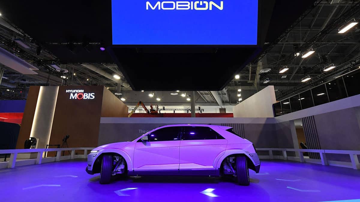 Hyundai's Mobion Concept spins, crab walks, does doughnuts, is ...