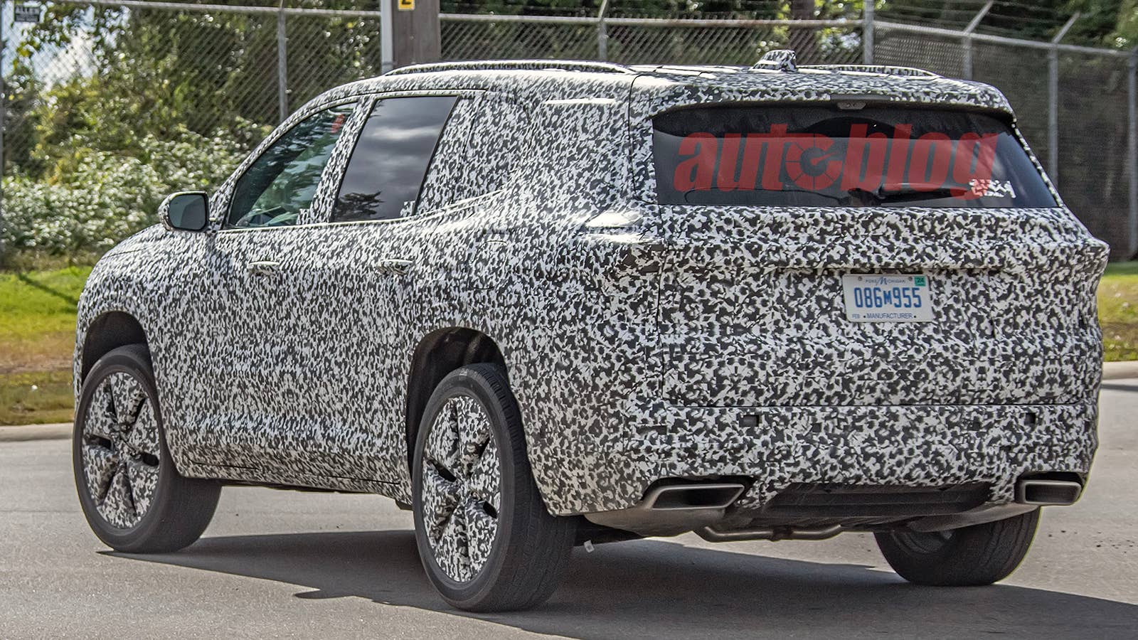 Next-generation Buick Enclave spotted with Wildcat looks - Autoblog