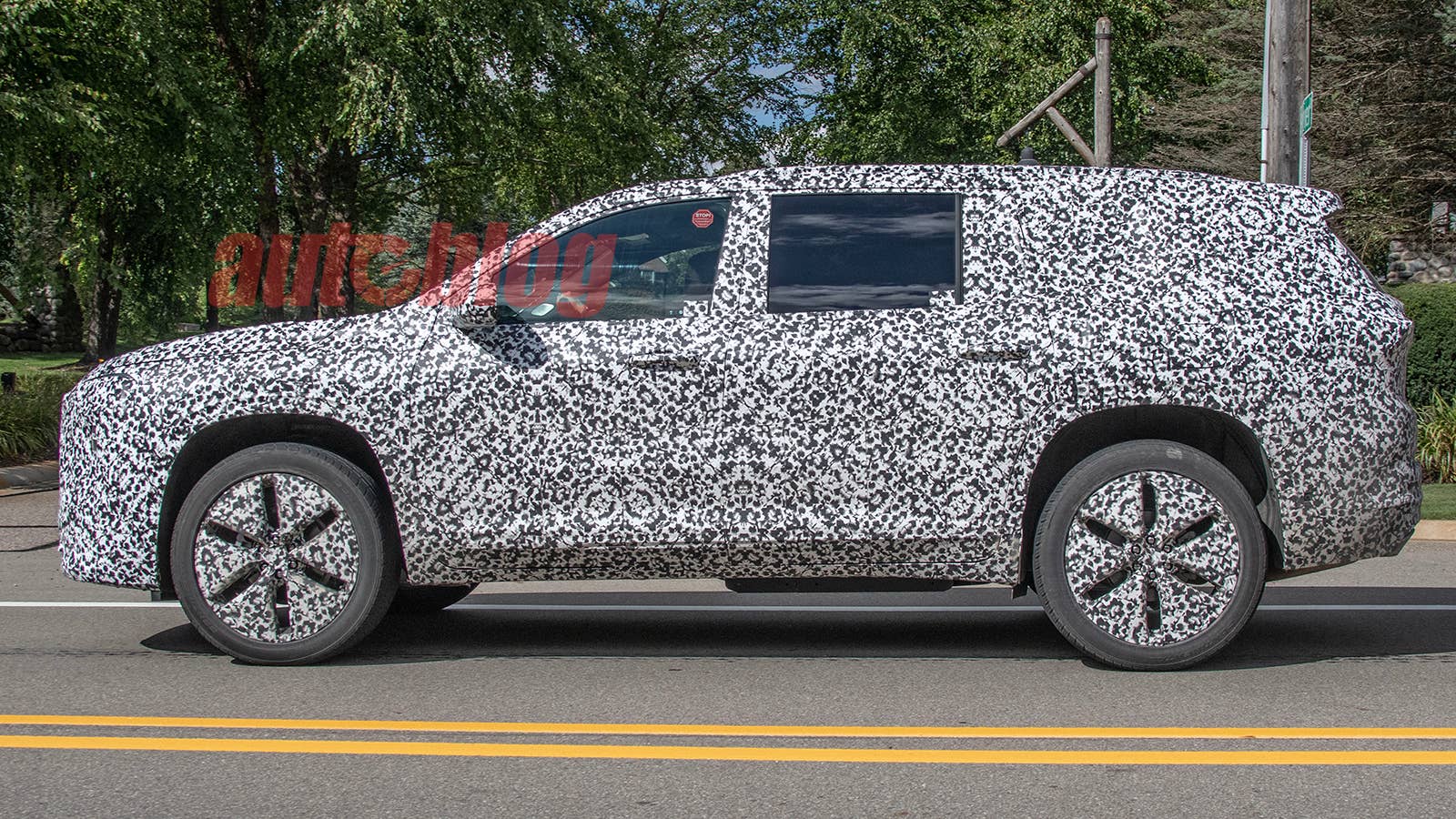 Next-generation Buick Enclave spotted with Wildcat looks - Autoblog