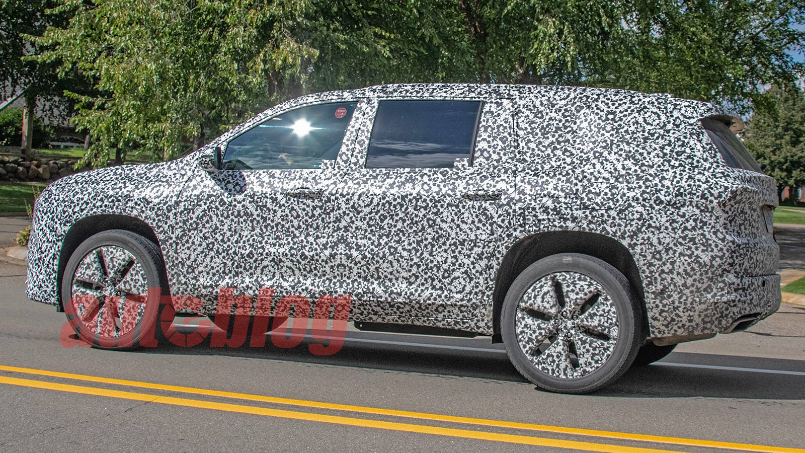 Next-generation Buick Enclave spotted with Wildcat looks - Autoblog