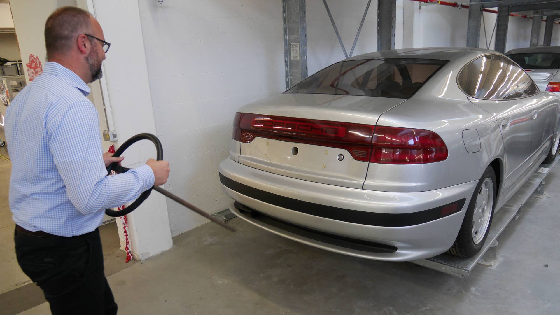 Proving that the 932 is just a design mockup, you move it by sticking a steering wheel on a stick into its trunk lid.