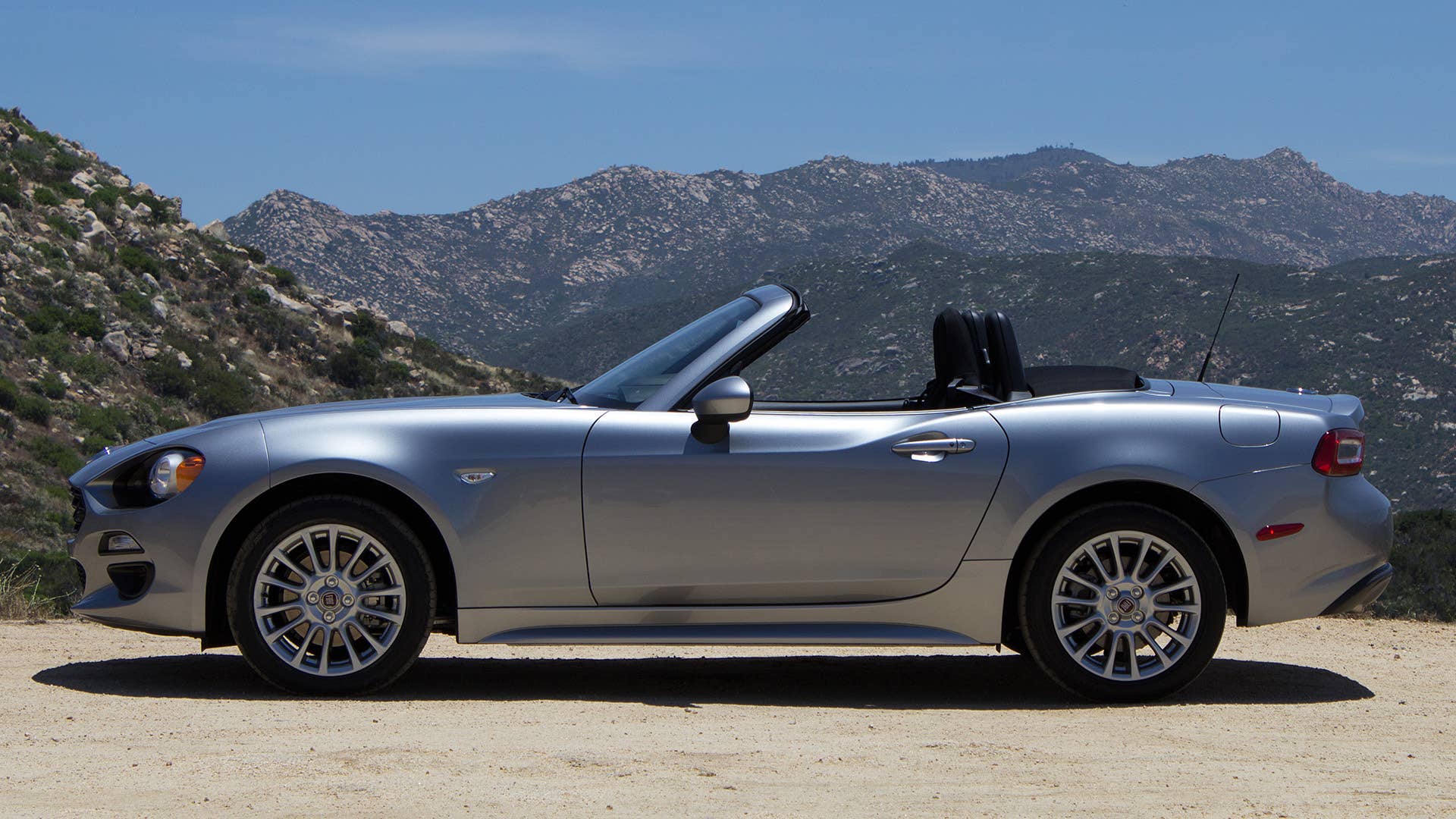2017 Fiat 124 Spider side view