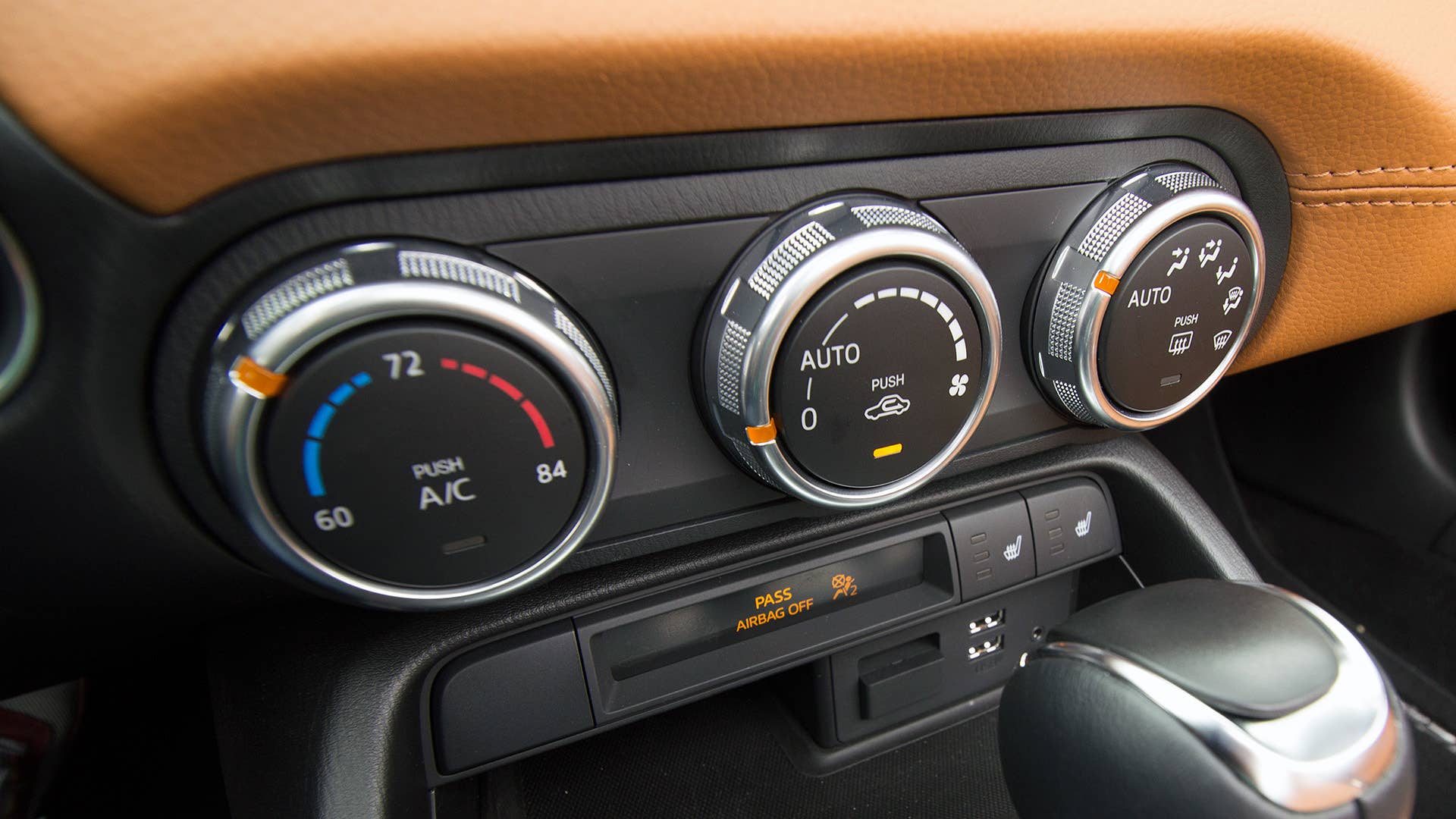 2017 Fiat 124 Spider climate controls